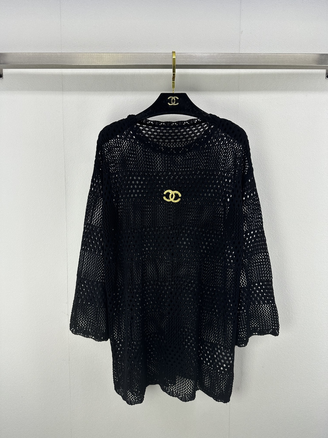 NO:321425,Chane* new details 25 Early autumn new knitted hollow long sleeves detachable logo The whole clothes hollow design is both beautiful and unique, with a slightly transparent hazy and sensual and sweet ~ the texture is fluffy and comfortable!  2 colors 3 codes SML, chanel, alexander wang19860909Chane*上新细节 25 早秋新款针织镂空长袖 可拆卸logo 整件衣服镂空设计 既好看又别致 有一点微微透的朦胧感性感不失甜美～质感蓬松舒适！ 2色3码SML,,chanel,alexander wang,Women's clothing