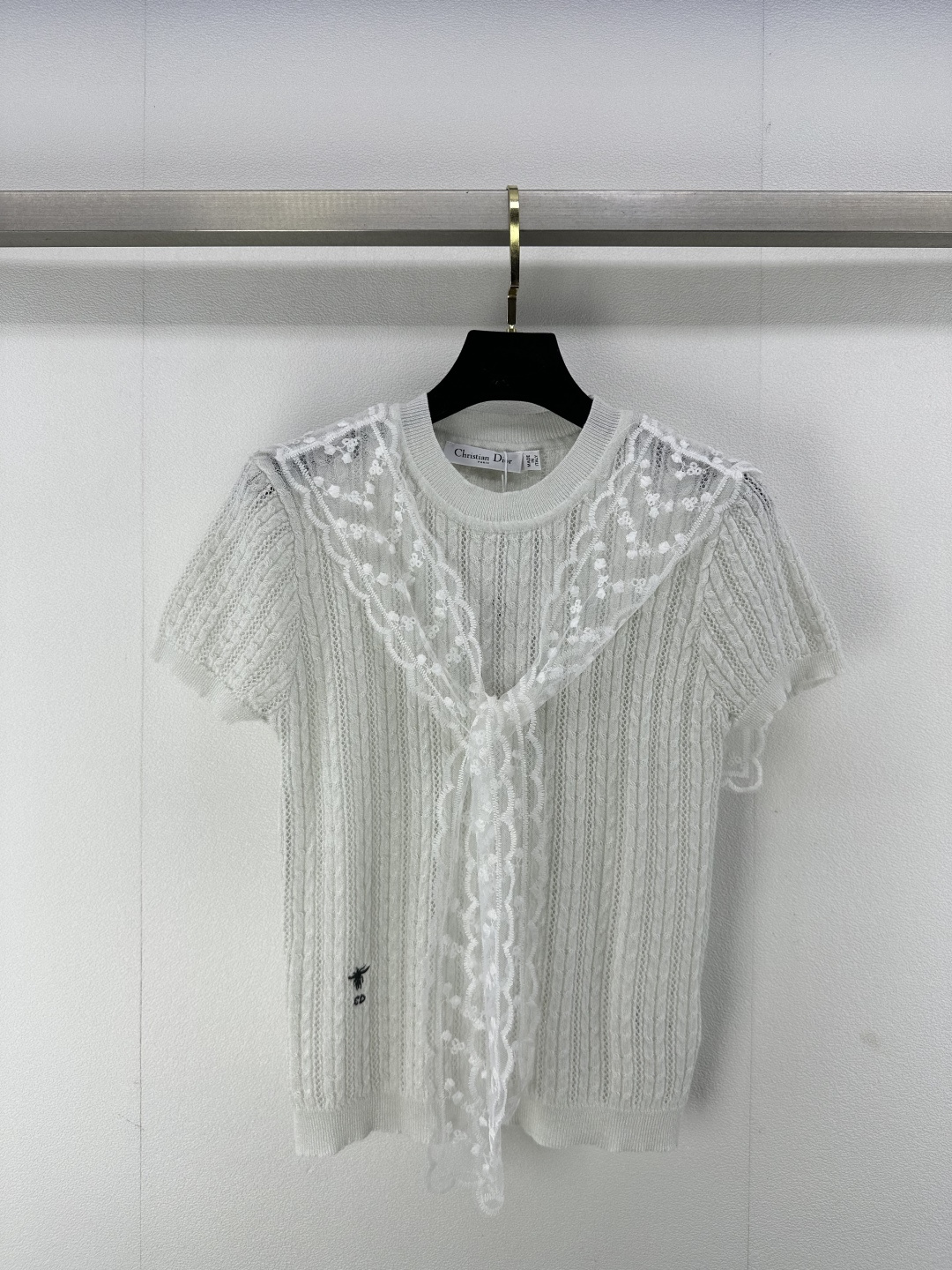 NO:320966,New details on Dio* 25 Spring and summer new two-piece lace shawl short sleeves, silver wire interspersed with clothes, removable lace shawls, the upper body is particularly elegant, contrasting bee embroidery classic fashionable and versatile!  3 color 3 code SML, dior, T-shirt, shawls, alexander wang19860909Dio*上新细节 25 春夏新款两件套蕾丝披肩短袖 衣身银丝穿插 可拆卸蕾丝披肩 上身特别显气质 撞色款小蜜蜂刺绣经典时尚百搭！ 3色3码SML,,dior,T-shirt,shawls,alexander wang,Women's clothing