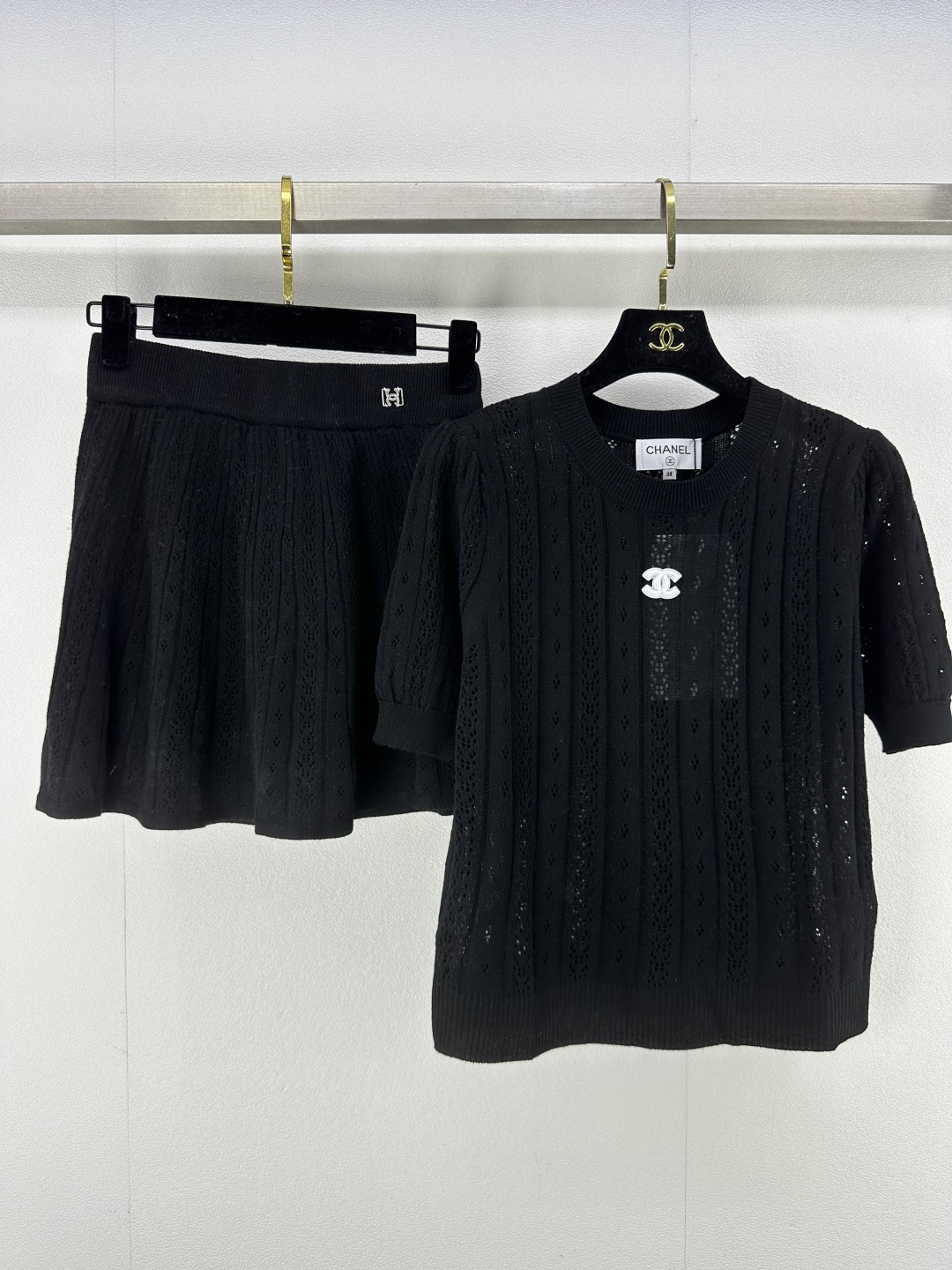 NO:320982,Chane* new details 25 spring and summer new suit hollow pattern short sleeves   skirt pants color matching daily and age-reducing versatile and not picky 2 colors 3 size SML, chanel, skirts, T-shirt, alexander wang19860909Chane*上新细节 25 春夏新款套装 镂空花纹短袖 半裙裤 配色日常又减龄 百搭不挑人 2色3码SML,,chanel,skirts,T-shirt,alexander wang,Women's clothing