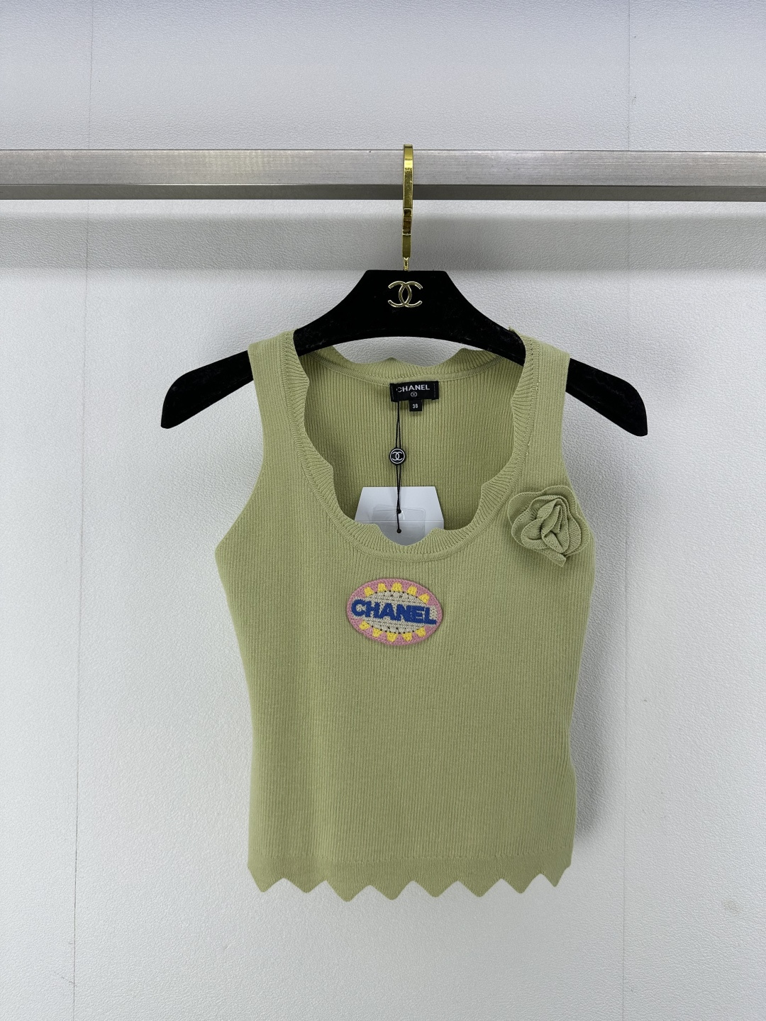 NO:320983,Chane* new details 25 The latest three-dimensional flower vest in early spring, youthful color matching, full of vitality and youthfulness~ The letter logo on the chest is highly recognizable!  2 colors 3 codes SML, chanel, alexander wang19860909Chane*上新细节 25 早春最新立体花朵背心 青春配色 活力青春感十足～胸前章仔标字母logo辨识度及高！ 2色3码SML,,chanel,alexander wang,Women's clothing