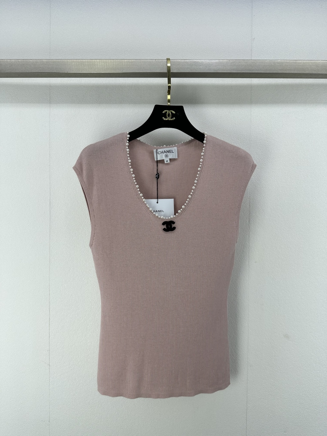 NO:320985,Chane* new details 25 spring and summer new pearl knitted vest small v-neck design double C brand logo embellishment echoes the upper body fashionable and elegant 3 colors 3 code SML, chanel, alexander wang19860909Chane*上新细节 25 春夏新款珍珠针织背心 小v领设计 双C品牌标志点缀呼应 上身时髦且气质 3色3码SML,,chanel,alexander wang,Women's clothing