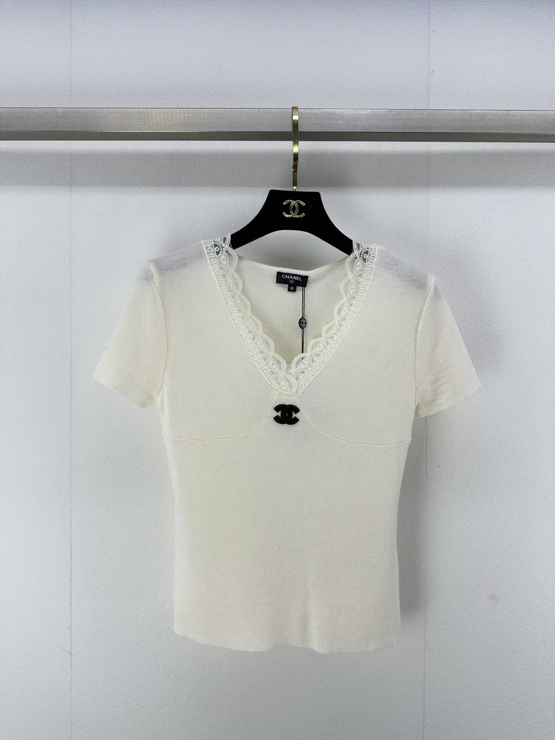 NO:320987,Chane* new details 25 spring and summer new V-neck lace short sleeve necklace lace design neckline age-reducing and youthful upper body, casual and playful long skirts and shorts, summer essential items, closed eyes, 3 colors and 3 sizes SML, chanel, skirts, shorts, T-shirt, alexander wang19860909Chane*上新细节 25 春夏新款v领蕾丝短袖 领口蕾丝花边设计 上身减龄又青春 搭配长裙短裤随性又俏皮 夏日必备单品 闭眼入 3色3码SML,,chanel,skirts,shorts,T-shirt,alexander wang,Women's clothing