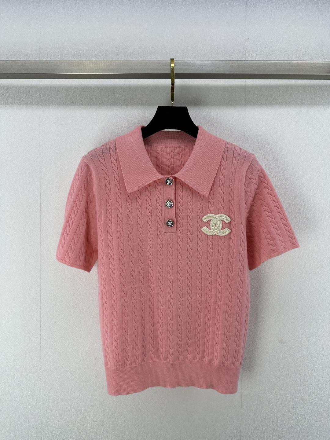 NO:321989,Chane* New details 25 Spring and summer new lapel short sleeves, contrasting color jacquard logo on the left, super white tone, huge temperament on the upper body!  A rich and beautiful woman must come in!  2 color 3 code SML, chanel, T-shirt, alexander wang19860909Chane* 上新细节 25 春夏新款翻领短袖 左侧撞色提花logo 超级显白的色调 上身巨气质！白富美必入！ 2色3码SML,,chanel,T-shirt,alexander wang,Women's clothing