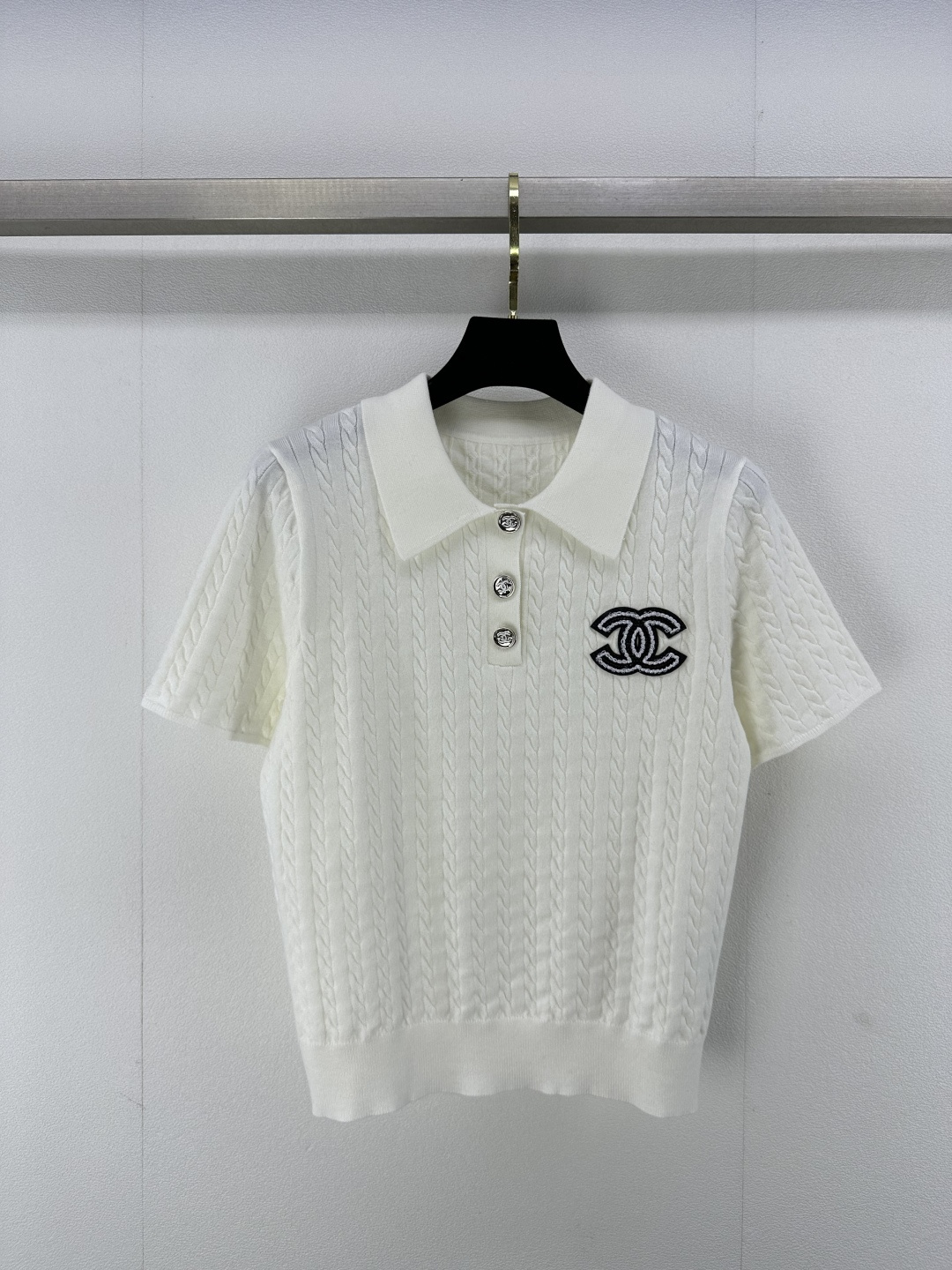 NO:321993,Chane* New details 25 Spring and summer new lapel short sleeves, contrasting color jacquard logo on the left, super white tone, huge temperament on the upper body!  A rich and beautiful woman must come in!  2 color 3 code SML, chanel, T-shirt, alexander wang19860909Chane* 上新细节 25 春夏新款翻领短袖 左侧撞色提花logo 超级显白的色调 上身巨气质！白富美必入！ 2色3码SML,,chanel,T-shirt,alexander wang,Women's clothing