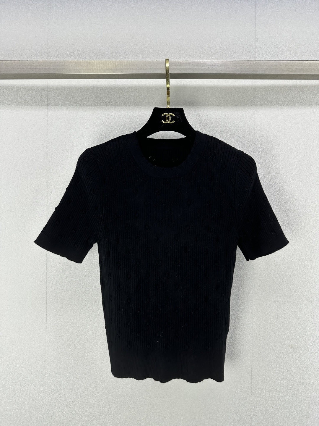 NO:321996,Chane* new details 25 Spring and summer new products hollow three-dimensional pattern knitted short sleeves comfortable and soft and elastic. Round neck knitted short sleeves cut. The same color pleated lace wraps on the neck cuffs. Vertical pit strips and three-dimensional polka dot patterns add literary and artistic atmosphere to the simple outfit. Advanced tailoring fits the human curve. The hollow double C logo on the chest is simple to modify and can easily show the playful girl style. Slim and fashionable. 3 colors and 3 codes SML, chanel, T-shirt, alexander wang19860909Chane*上新细节 25 春夏新品镂空立体花纹针织短袖 舒适软糯 弹力十足 圆领针织短袖裁剪 领口袖口同色系褶皱花边包边 竖坑条和立体波点纹路 为简易穿搭增添文艺气息 高级剪裁贴合人体曲线 胸前镂空双C徽标简单修饰 就能轻松彰显俏皮女生风格 显瘦时髦 3色3码SML,,chanel,T-shirt,alexander wang,Women's clothing