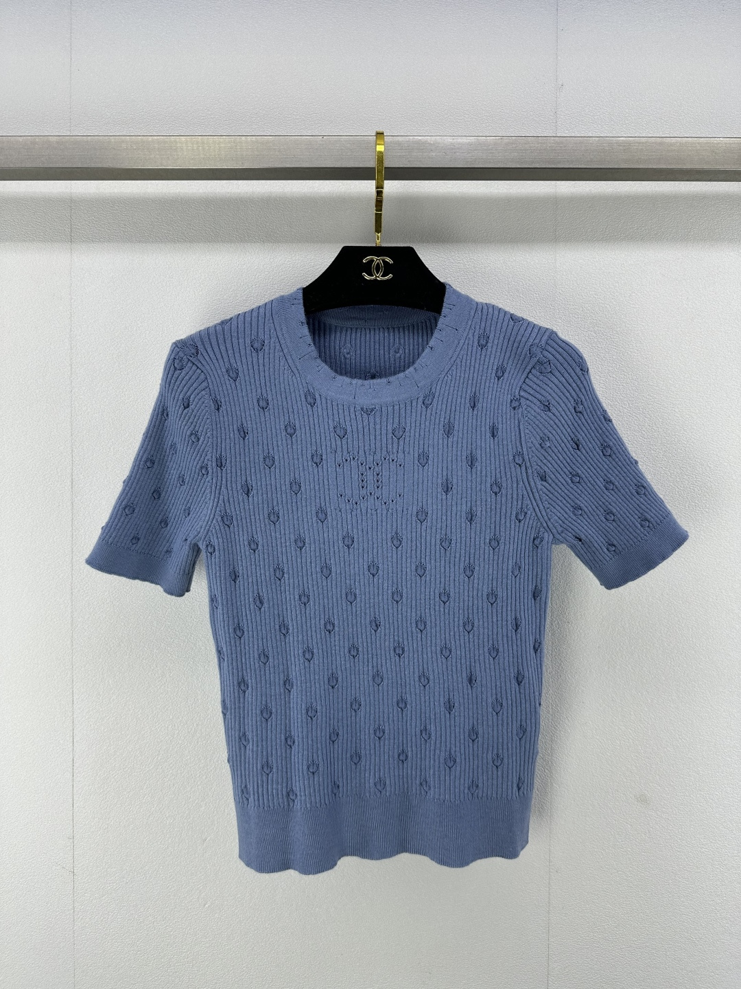 NO:322000,Chane* new details 25 Spring and summer new products hollow three-dimensional pattern knitted short sleeves comfortable and soft and elastic. Round neck knitted short sleeves cut. The same color pleated lace wraps on the neck cuffs. Vertical pit strips and three-dimensional polka dot patterns add literary and artistic atmosphere to the simple outfit. Advanced tailoring fits the human curve. The hollow double C logo on the chest is simple to modify and can easily show the playful girl style. Slim and fashionable. 3 colors and 3 codes SML, chanel, T-shirt, alexander wang19860909Chane*上新细节 25 春夏新品镂空立体花纹针织短袖 舒适软糯 弹力十足 圆领针织短袖裁剪 领口袖口同色系褶皱花边包边 竖坑条和立体波点纹路 为简易穿搭增添文艺气息 高级剪裁贴合人体曲线 胸前镂空双C徽标简单修饰 就能轻松彰显俏皮女生风格 显瘦时髦 3色3码SML,,chanel,T-shirt,alexander wang,Women's clothing