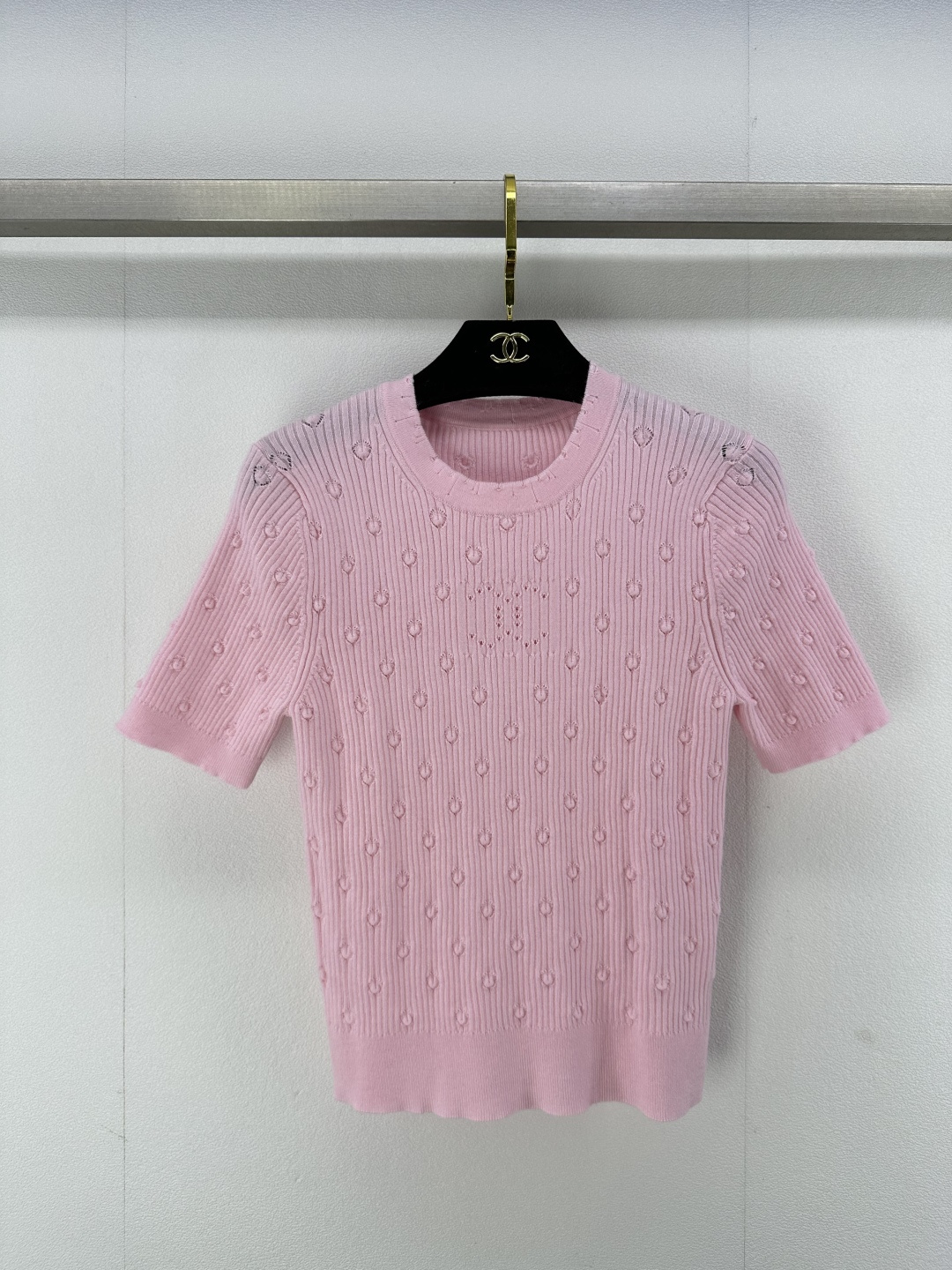 NO:321985,Chane* new details 25 Spring and summer new products hollow three-dimensional pattern knitted short sleeves comfortable and soft and elastic. Round neck knitted short sleeves cut. The same color pleated lace wraps on the neck cuffs. Vertical pit strips and three-dimensional polka dot patterns add literary and artistic atmosphere to the simple outfit. Advanced tailoring fits the human curve. The hollow double C logo on the chest is simple to modify and can easily show the playful girl style. Slim and fashionable. 3 colors and 3 codes SML, chanel, T-shirt, alexander wang19860909Chane*上新细节 25 春夏新品镂空立体花纹针织短袖 舒适软糯 弹力十足 圆领针织短袖裁剪 领口袖口同色系褶皱花边包边 竖坑条和立体波点纹路 为简易穿搭增添文艺气息 高级剪裁贴合人体曲线 胸前镂空双C徽标简单修饰 就能轻松彰显俏皮女生风格 显瘦时髦 3色3码SML,,chanel,T-shirt,alexander wang,Women's clothing