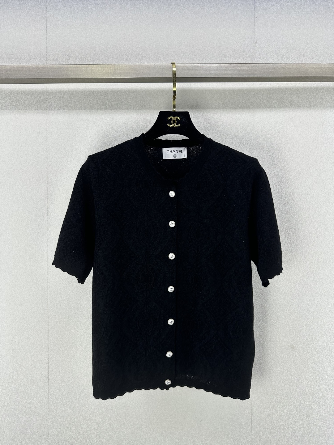 NO:324238,Chane* new details 25 spring and summer new retro hollow design cardigan short sleeves Custom button design noble and high-end feel self-evident cool breathable and come out again 2 colors 3 codes SML, chanel, T-shirt, alexander wang19860909Chane*上新细节 25 春夏新款复古镂空设计开衫短袖 定制扣设计贵气感和高级感不言而喻清凉透气又出片 2色3码SML,,chanel,T-shirt,alexander wang,Women's clothing