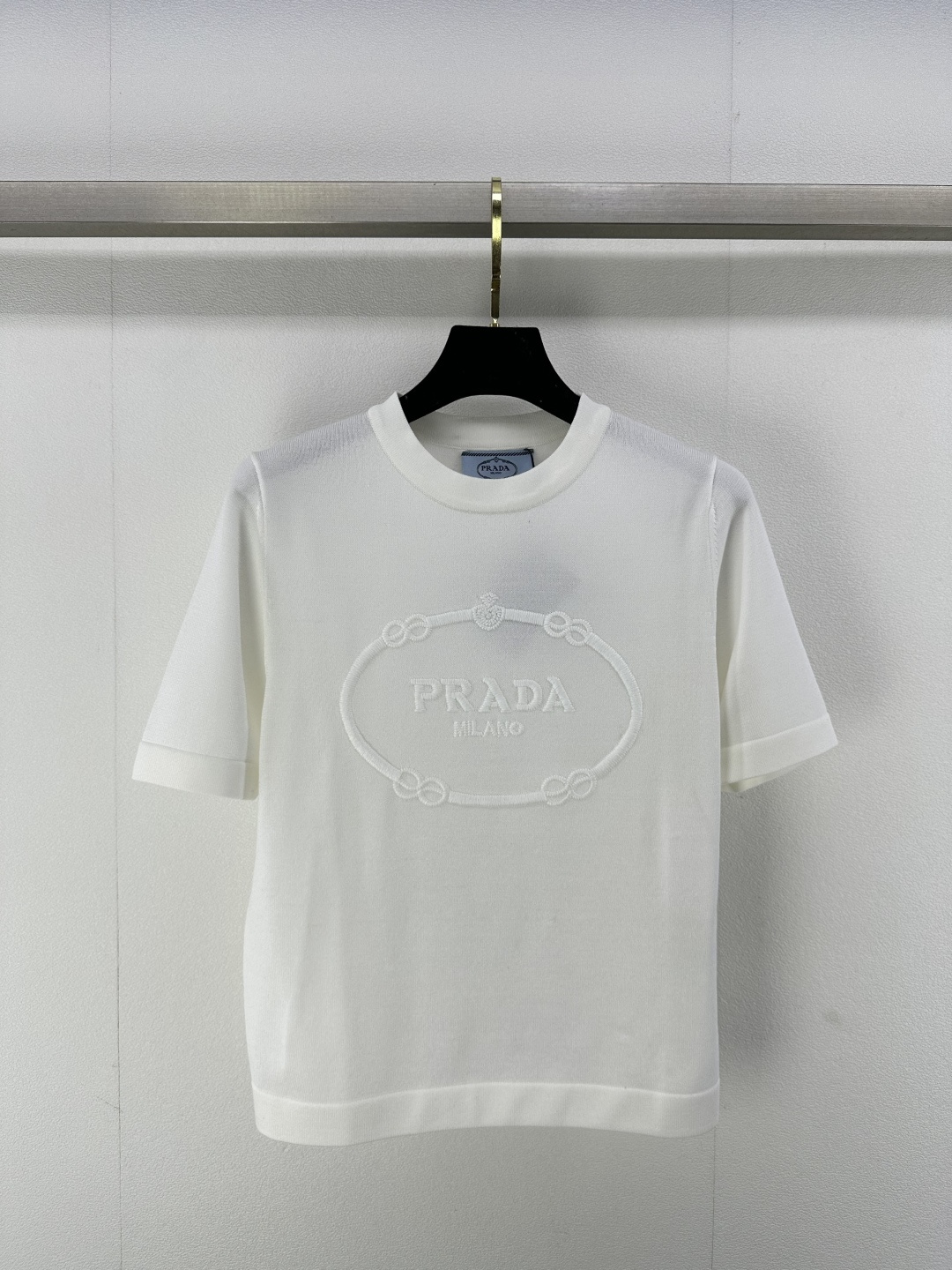 NO:323630,New details on Prad* 25 The latest logo of early spring round neck short sleeves!  The brand jacquard logo on the chest is exquisite, luxurious and eye-catching, perfect interpretation of the logo, full of high-end feeling, sweet and cool girl handsome and casual temperament 2 colors 3 codes SML, prada, T-shirt, alexander wang19860909Prad*上新细节 25 早春最新logo圆领短袖！胸前品牌提花logo标识,精致奢华又吸睛,完美诠释标示性,入眼满满的高级感,甜酷风少女帅气随性气质 2色3码SML,,prada,T-shirt,alexander wang,Women's clothing