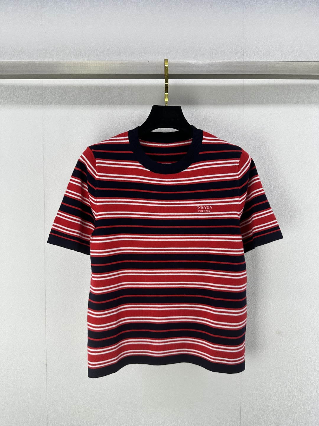 NO:322501,New details on Prad* 25 New early spring striped knitted short sleeves Customized wool dyed yarn weaving skin-fitting and comfortable comfortable light and elastic Brand letter hook pattern Striped contrast color Make clothes no longer monotonous Knitted tailoring techniques Modify body shape Elastic and comfortable Full of style 1 color 3 codes SML, prada, T-shirt, alexander wang19860909Prad*上新细节 25 早春新款条纹针织短袖 定制定染羊毛的纱线织造 贴肤透气舒适 轻薄弹力 品牌字母钩花图案 条纹撞色 让衣服不再单调乏味 针织的剪裁手法 修饰身形 弹力舒适 洋气十足 1色3码SML,,prada,T-shirt,alexander wang,Women's clothing