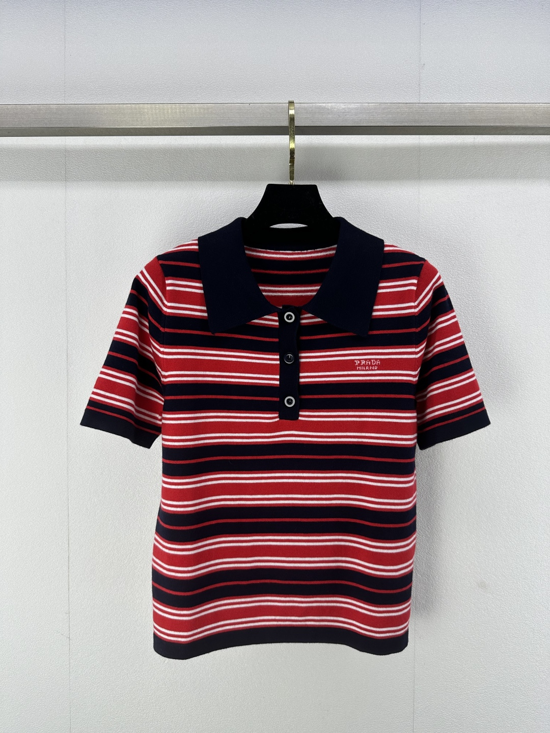 NO:322505,New details on Prad* 25 New early spring striped knitted lapel short sleeves Customized wool dyed yarn weaving skin-enough and comfortable, light and elastic Brand letter hook pattern Stripe contrast color Make clothes no longer monotonous Knitted tailoring techniques Modify body shape Elastic and comfortable, full of style 1 color 3 codes SML, prada, T-shirt, alexander wang19860909Prad*上新细节 25 早春新款条纹针织翻领短袖 定制定染羊毛的纱线织造 贴肤透气舒适 轻薄弹力 品牌字母钩花图案 条纹撞色 让衣服不再单调乏味 针织的剪裁手法 修饰身形 弹力舒适 洋气十足 1色3码SML,,prada,T-shirt,alexander wang,Women's clothing