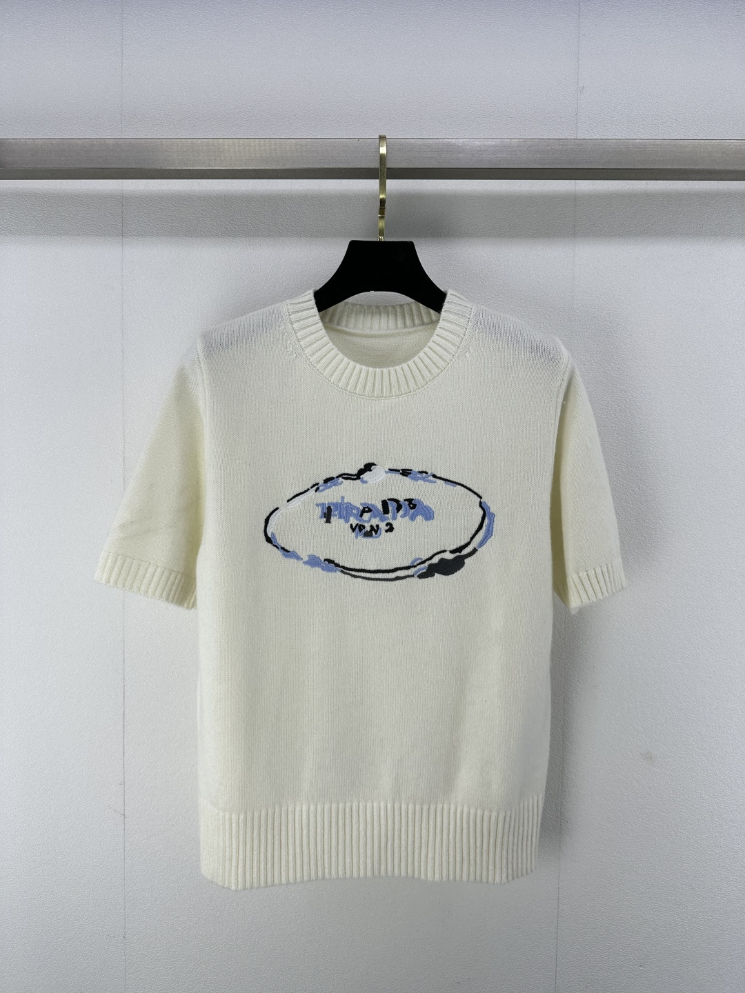 NO:323618,New details on Prad* 25 Summer new logo short-sleeved brand logo contrasting pattern embroidery exquisite simple style casual and versatile ~ 2 colors 3 codes SML, prada, T-shirt, alexander wang19860909Prad*上新细节 25 夏季新款logo短袖品牌logo撞色图案刺绣 精致简洁版型随性百搭～ 2色3码SML,,prada,T-shirt,alexander wang,Women's clothing