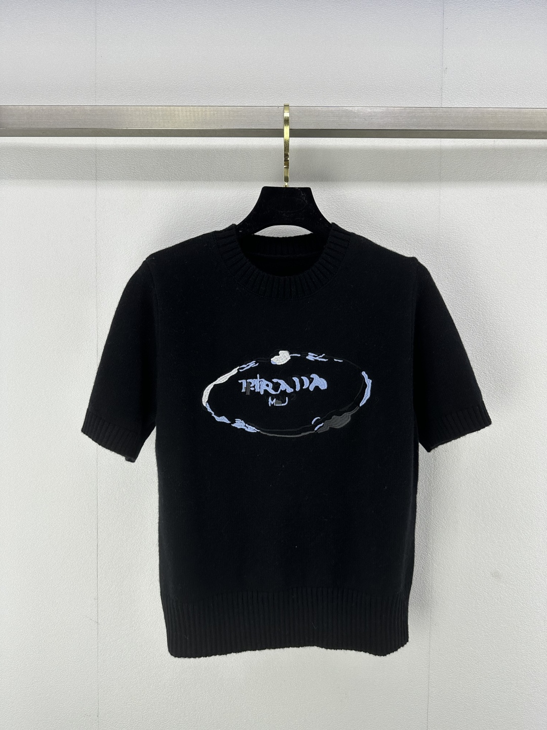 NO:323621,New details on Prad* 25 Summer new logo short-sleeved brand logo contrasting pattern embroidery exquisite simple style casual and versatile ~ 2 colors 3 codes SML, prada, T-shirt, alexander wang19860909Prad*上新细节 25 夏季新款logo短袖品牌logo撞色图案刺绣 精致简洁版型随性百搭～ 2色3码SML,,prada,T-shirt,alexander wang,Women's clothing