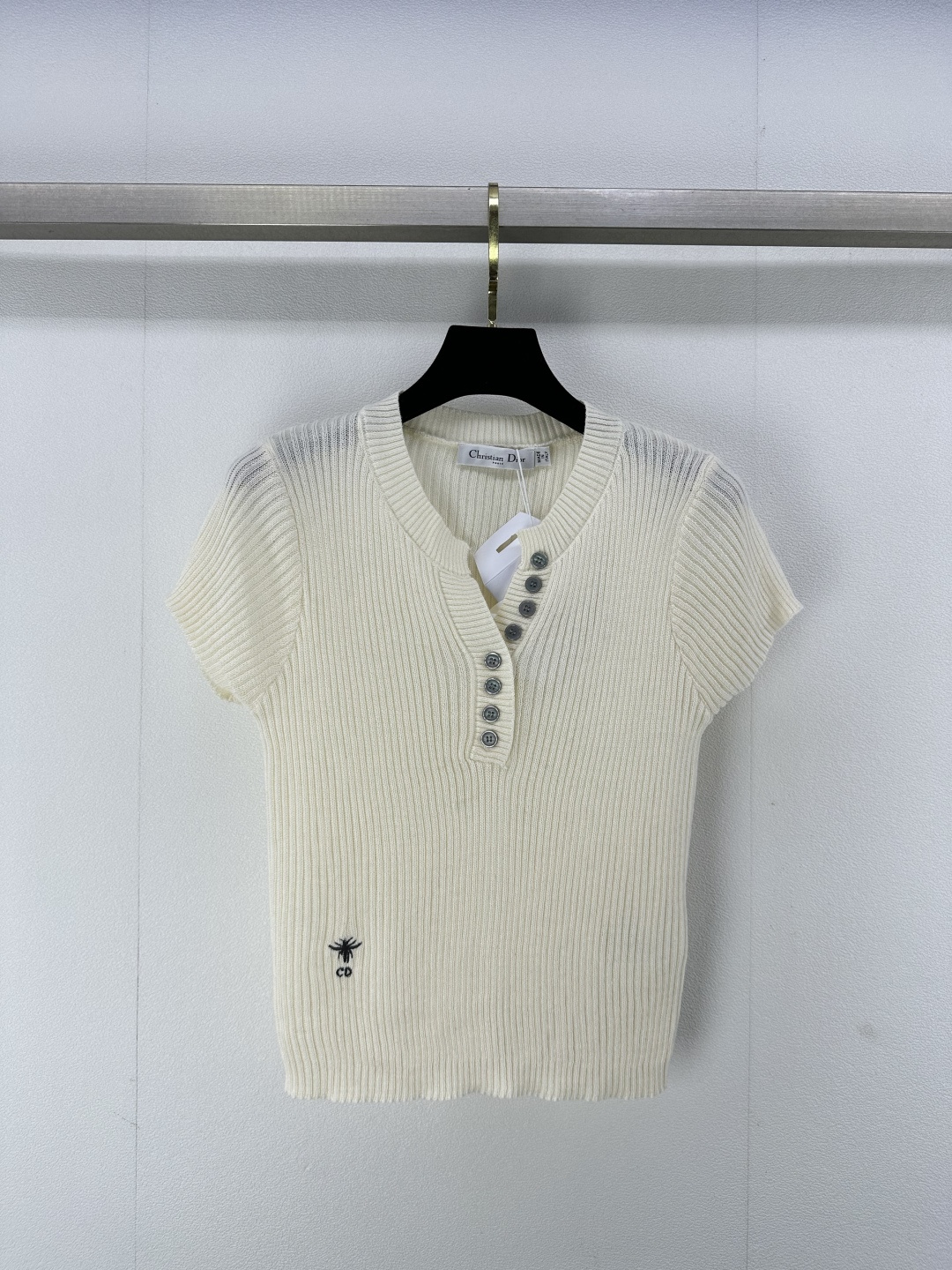 NO:322533,New details on Dio* 24 Spring and summer lapel half-open short sleeve CD bee embroidery design with button embellishment Ultra-light and thin style fashionable and high-end slim temperament versatile and not picky 3 colors 3 size SML, dior, T-shirt, alexander wang19860909Dio*上新细节 24 春夏翻领半开短袖 CD小蜜蜂刺绣设计加上纽扣点缀 超轻薄款 时髦高级显瘦 气质百搭不挑人 3色3码SML,,dior,T-shirt,alexander wang,Women's clothing