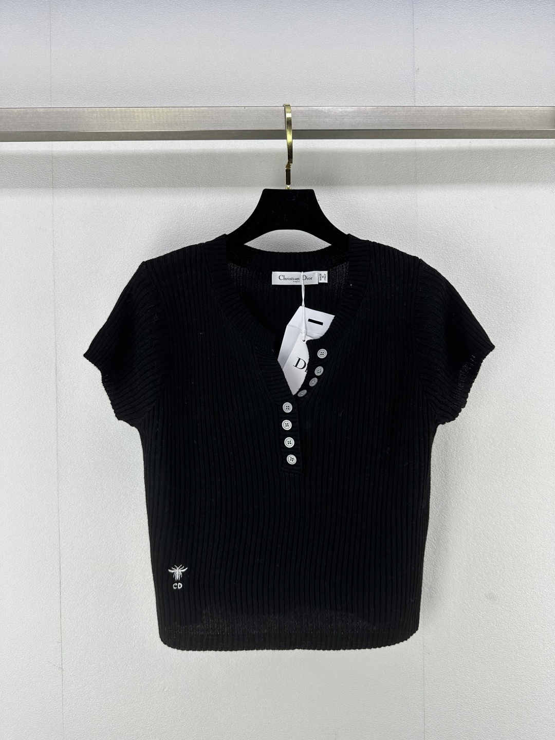 NO:322539,New details on Dio* 24 Spring and summer lapel half-open short sleeve CD bee embroidery design with button embellishment Ultra-light and thin style fashionable and high-end slim temperament versatile and not picky 3 colors 3 size SML, dior, T-shirt, alexander wang19860909Dio*上新细节 24 春夏翻领半开短袖 CD小蜜蜂刺绣设计加上纽扣点缀 超轻薄款 时髦高级显瘦 气质百搭不挑人 3色3码SML,,dior,T-shirt,alexander wang,Women's clothing