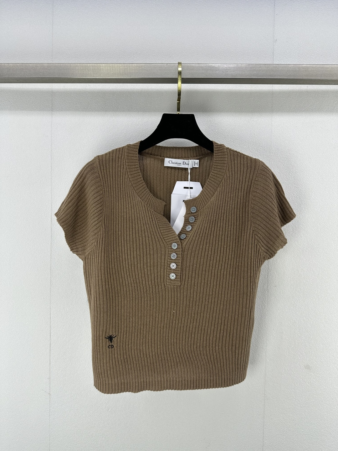 NO:322516,New details on Dio* 24 Spring and summer lapel half-open short sleeve CD bee embroidery design with button embellishment Ultra-light and thin style fashionable and high-end slim temperament versatile and not picky 3 colors 3 size SML, dior, T-shirt, alexander wang19860909Dio*上新细节 24 春夏翻领半开短袖 CD小蜜蜂刺绣设计加上纽扣点缀 超轻薄款 时髦高级显瘦 气质百搭不挑人 3色3码SML,,dior,T-shirt,alexander wang,Women's clothing