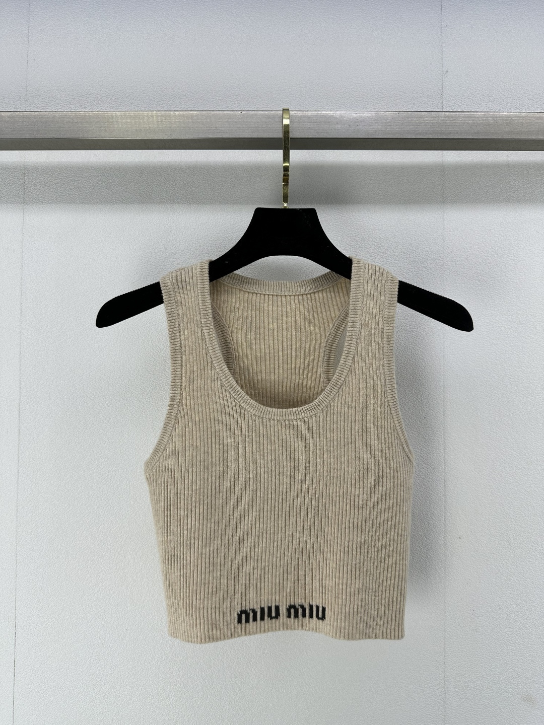 NO:322534,Miumi* new details 25 spring and summer new knitted U-neck vest classic brand letter logo contrasting color jacquard embellishment single wear inner 7 fashionable high-end versatile hot girls must have summer 2 colors 3 size SML, miumiu, alexander wang19860909Miumi*上新细节 25 春夏新款针织U领背心 经典品牌字母logo撞色提花点缀 单穿内搭 7时尚高级百搭 辣妹夏日必备 2色3码SML,,miumiu,alexander wang,Women's clothing