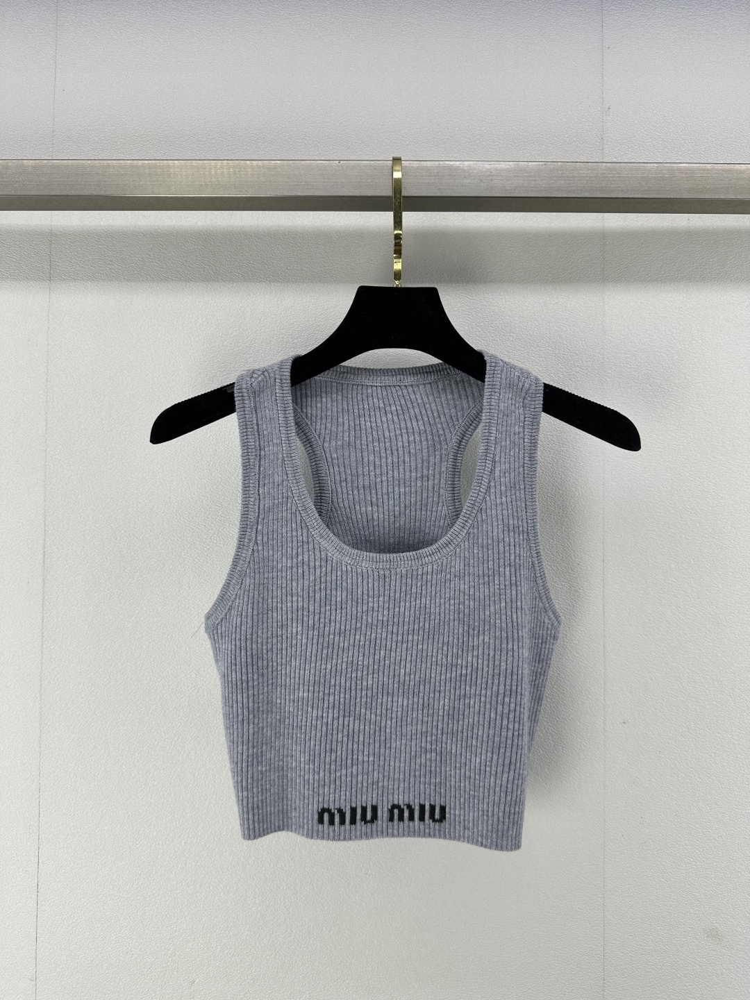 NO:322540,Miumi* new details 25 spring and summer new knitted U-neck vest classic brand letter logo contrasting color jacquard embellishment single wear inner 7 fashionable high-end versatile hot girls must have summer 2 colors 3 size SML, miumiu, alexander wang19860909Miumi*上新细节 25 春夏新款针织U领背心 经典品牌字母logo撞色提花点缀 单穿内搭 7时尚高级百搭 辣妹夏日必备 2色3码SML,,miumiu,alexander wang,Women's clothing