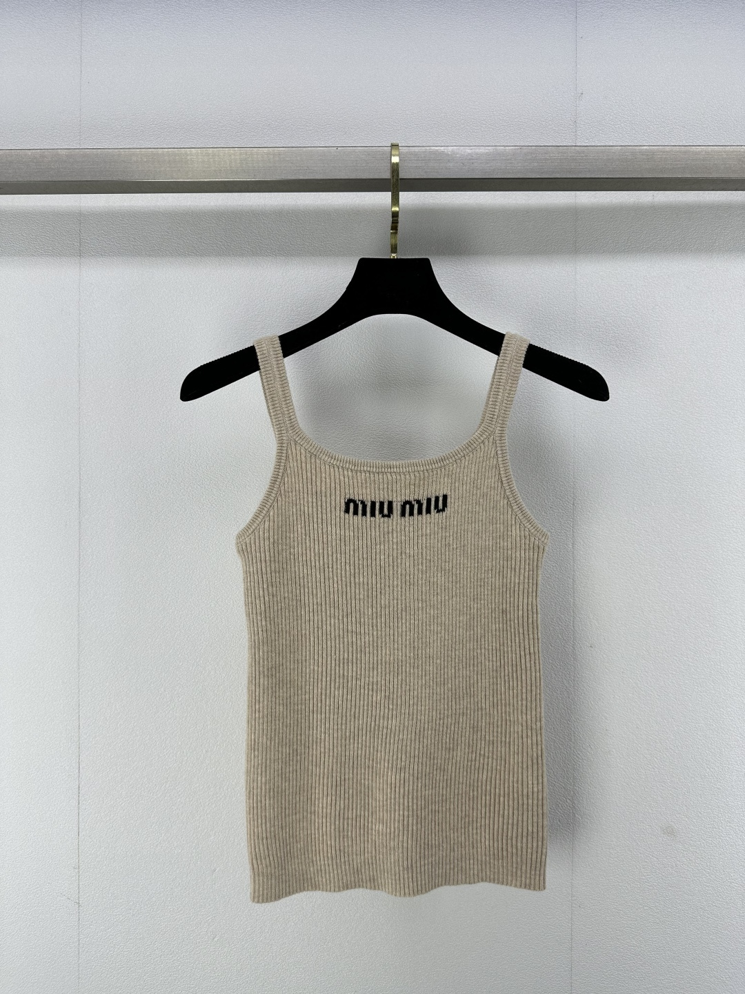 NO:322522,Miumi* new details 25 spring and summer new knitted suspender vest classic letter logo contrasting color jacquard decoration single wear inner wear classic fashionable and versatile must-have hot girls in summer 2 colors 3 size SML, miumiu, alexander wang19860909Miumi*上新细节 25 春夏新款针织吊带背心 经典字母logo撞色提花装饰 单穿内搭 经典时髦百搭 辣妹夏日必备 2色3码SML,,miumiu,alexander wang,Women's clothing