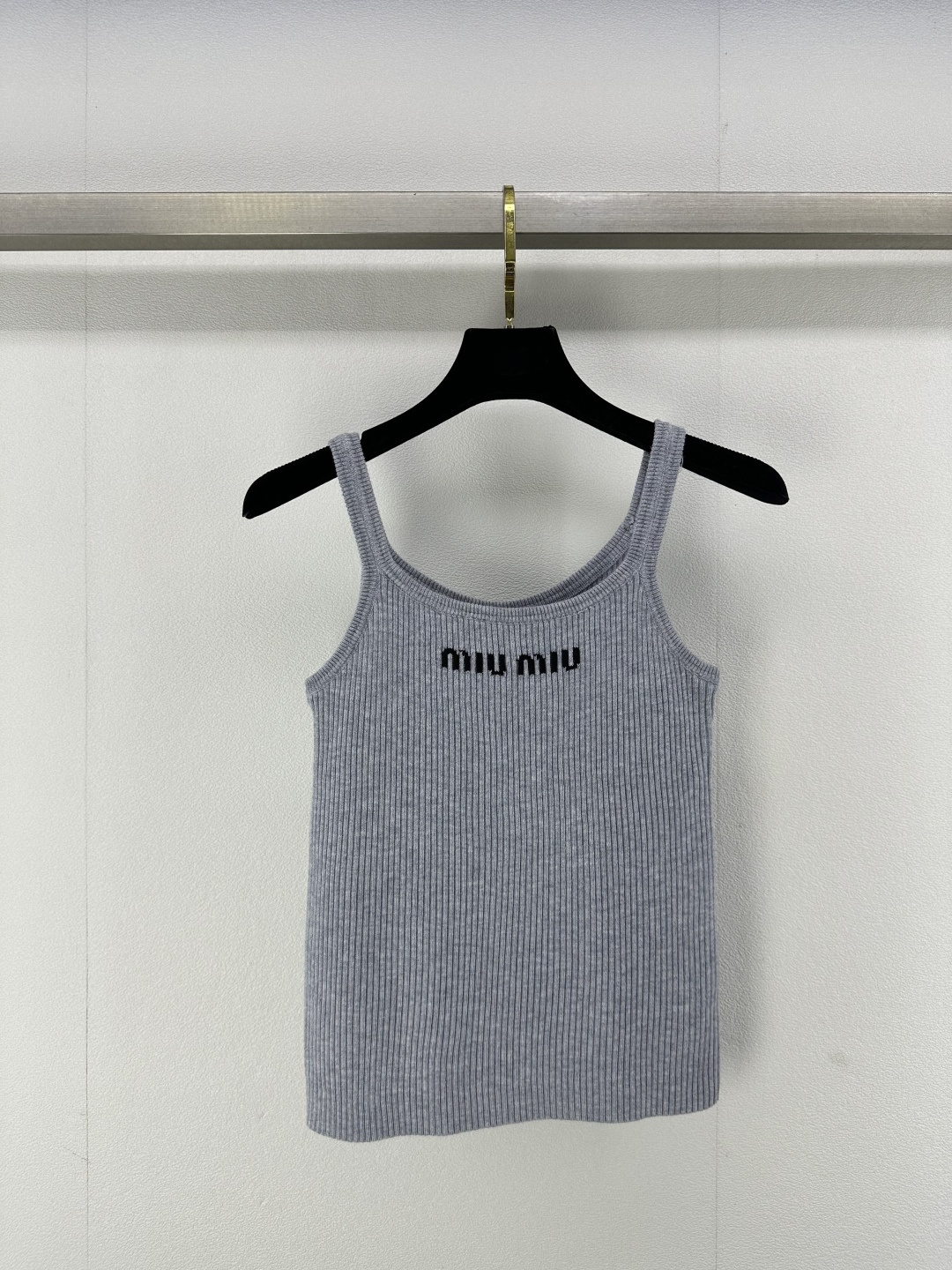 NO:322528,Miumi* new details 25 spring and summer new knitted suspender vest classic letter logo contrasting color jacquard decoration single wear inner wear classic fashionable and versatile must-have hot girls in summer 2 colors 3 size SML, miumiu, alexander wang19860909Miumi*上新细节 25 春夏新款针织吊带背心 经典字母logo撞色提花装饰 单穿内搭 经典时髦百搭 辣妹夏日必备 2色3码SML,,miumiu,alexander wang,Women's clothing