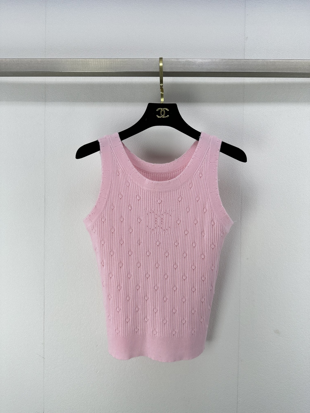 NO:322492,Chane* new details 25P spring and summer new knitted round neck vest three-dimensional jacquard decoration classic double c letter logo hollow decoration slim fit and slim fit style high-end fashionable and versatile 3 colors 3 codes SML, chanel, alexander wang19860909Chane*上新细节 25P 春夏新款针织圆领背心 立体提花装饰 经典双c字母logo镂空装饰 修身显瘦版型 高级时髦百搭 3色3码SML,,chanel,alexander wang,Women's clothing