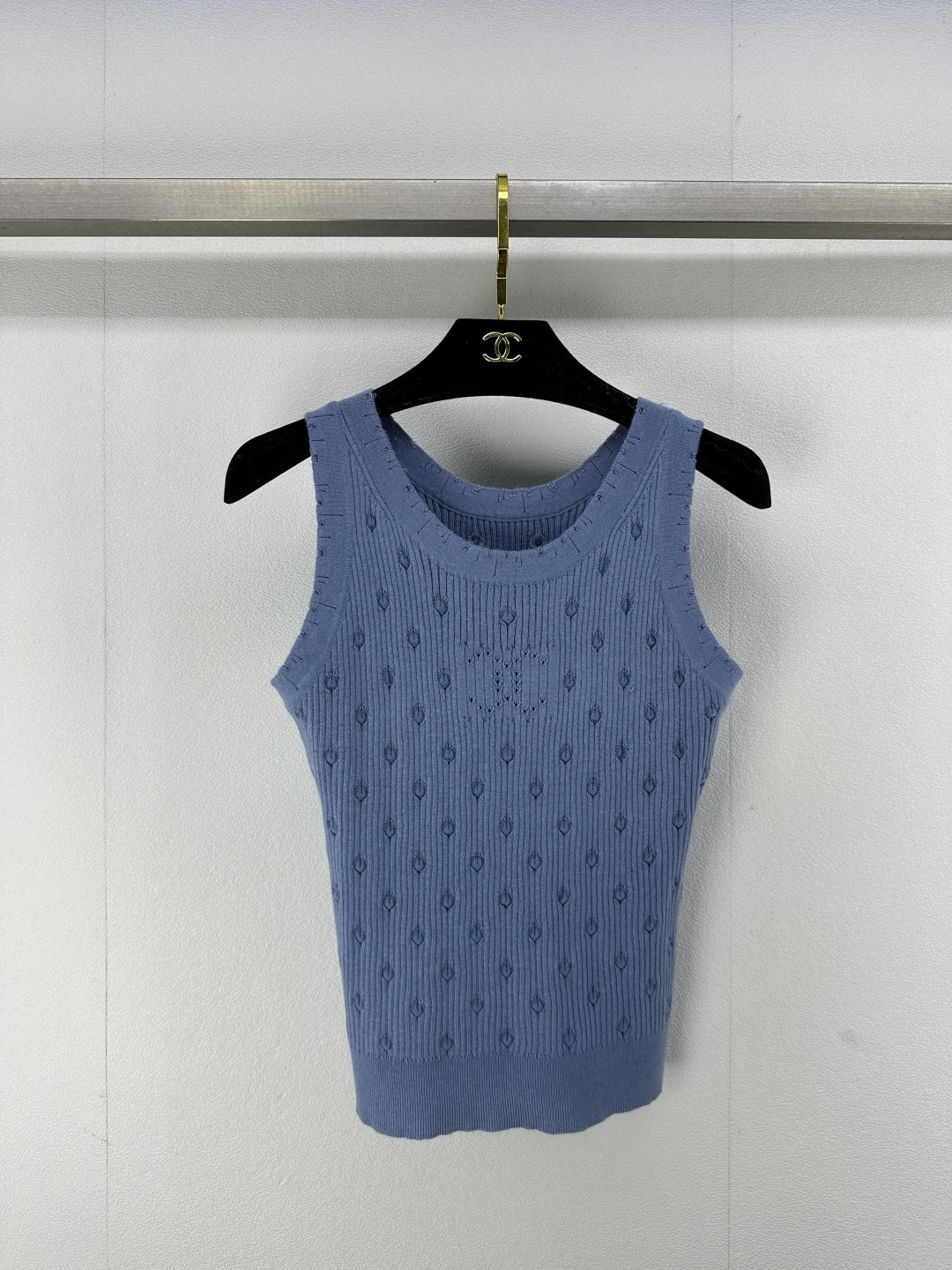 NO:322496,Chane* new details 25P spring and summer new knitted round neck vest three-dimensional jacquard decoration classic double c letter logo hollow decoration slim fit and slim fit style high-end fashionable and versatile 3 colors 3 codes SML, chanel, alexander wang19860909Chane*上新细节 25P 春夏新款针织圆领背心 立体提花装饰 经典双c字母logo镂空装饰 修身显瘦版型 高级时髦百搭 3色3码SML,,chanel,alexander wang,Women's clothing