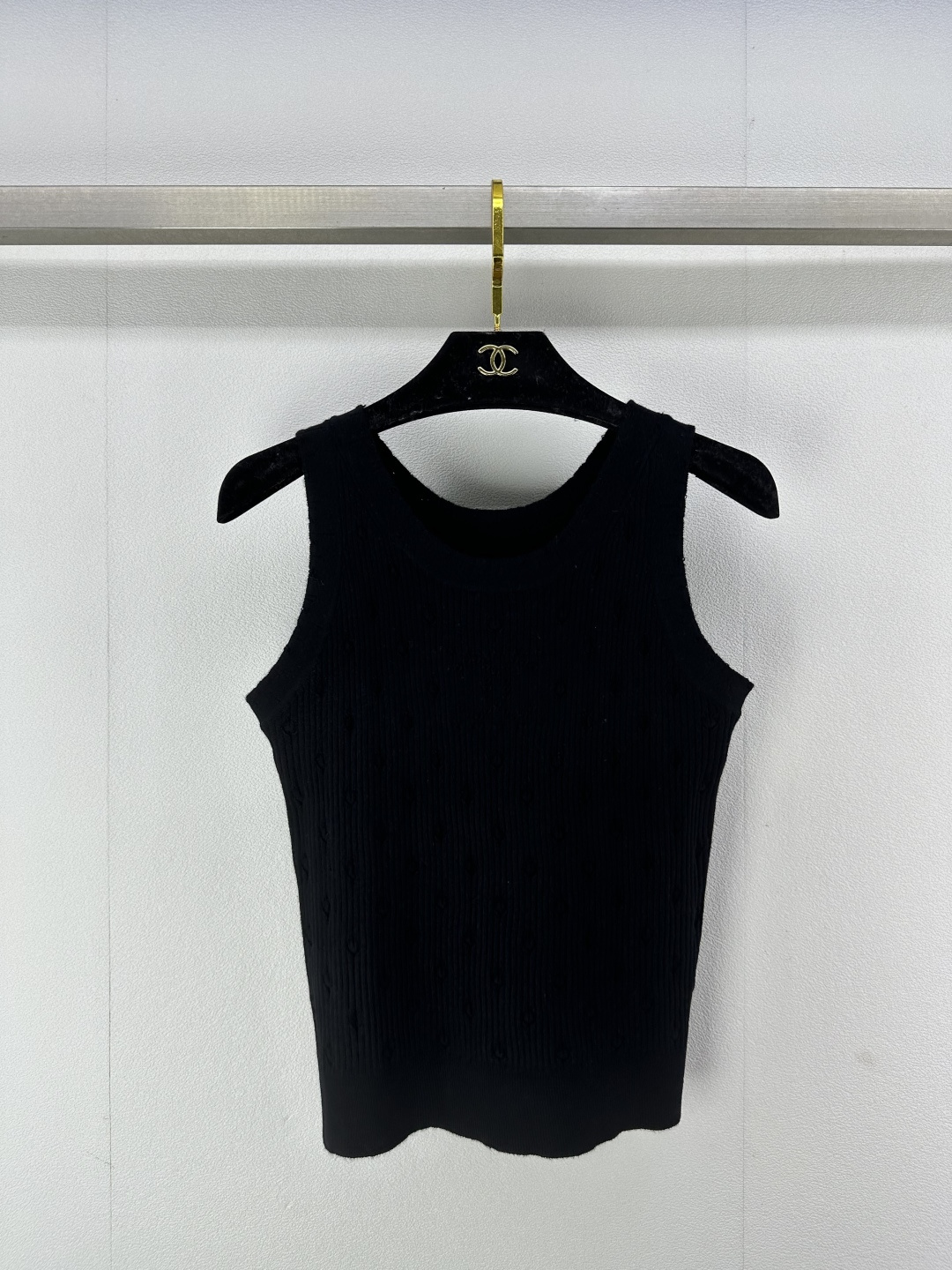 NO:322500,Chane* new details 25P spring and summer new knitted round neck vest three-dimensional jacquard decoration classic double c letter logo hollow decoration slim fit and slim fit style high-end fashionable and versatile 3 colors 3 codes SML, chanel, alexander wang19860909Chane*上新细节 25P 春夏新款针织圆领背心 立体提花装饰 经典双c字母logo镂空装饰 修身显瘦版型 高级时髦百搭 3色3码SML,,chanel,alexander wang,Women's clothing