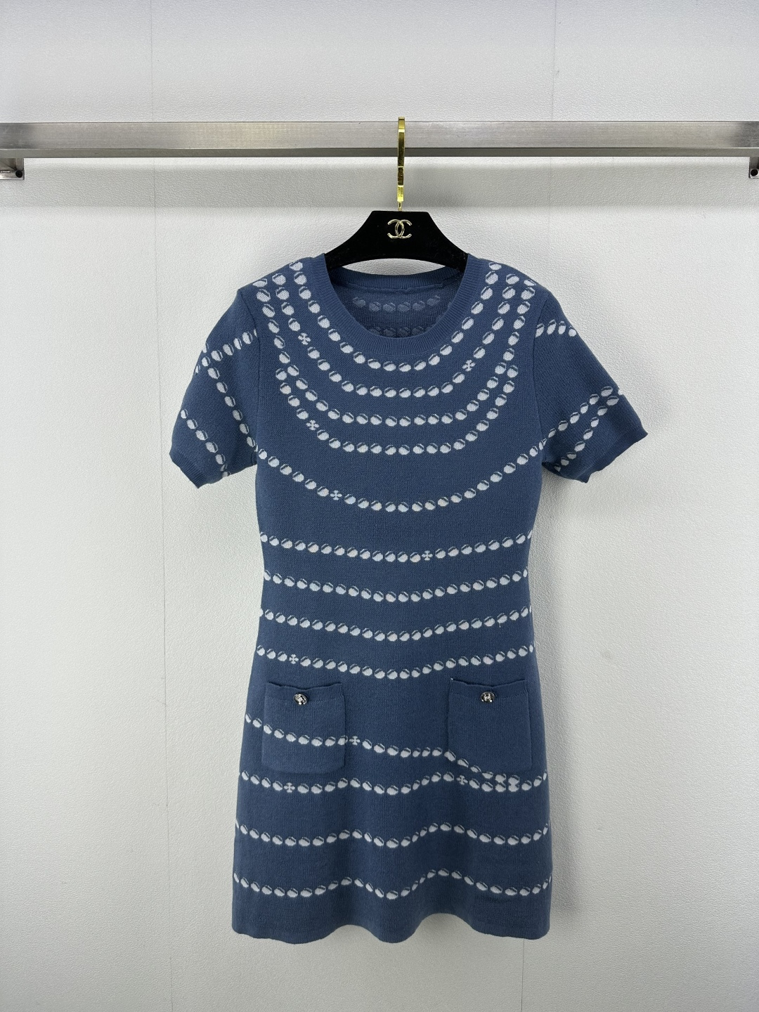 NO:322484,Chane* new details 25 spring and summer new knitted round neck short-sleeved skirt yb polka dot jacquard decoration two-pocket decoration yb double c letter logo button embellishment high-end fashionable temperament celebrity style 2 colors 3 codes SML, chanel, skirts, T-shirt, alexander wang19860909Chane*上新细节 25 春夏新款针织圆领短袖裙 yb波点提花装饰 两口袋装饰yb双c字母logo纽扣点缀 高级时髦气质名媛风 2色3码SML,,chanel,skirts,T-shirt,alexander wang,Women's clothing