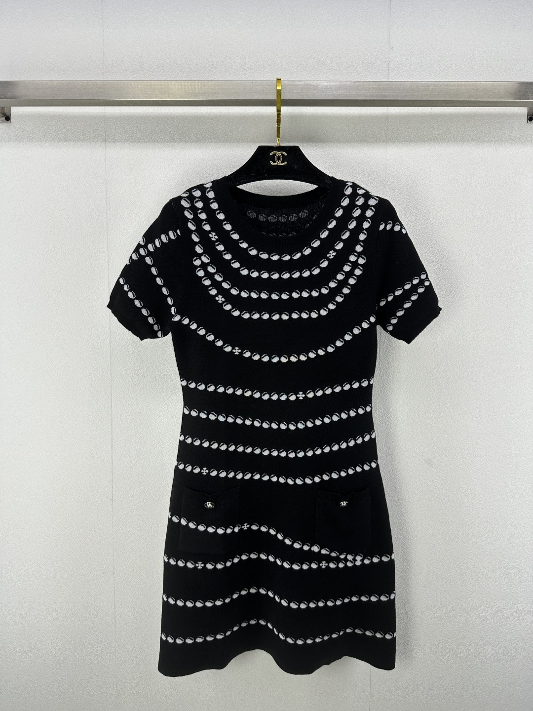 NO:322489,Chane* new details 25 spring and summer new knitted round neck short-sleeved skirt yb polka dot jacquard decoration two-pocket decoration yb double c letter logo button embellishment high-end fashionable temperament celebrity style 2 colors 3 codes SML, chanel, skirts, T-shirt, alexander wang19860909Chane*上新细节 25 春夏新款针织圆领短袖裙 yb波点提花装饰 两口袋装饰yb双c字母logo纽扣点缀 高级时髦气质名媛风 2色3码SML,,chanel,skirts,T-shirt,alexander wang,Women's clothing