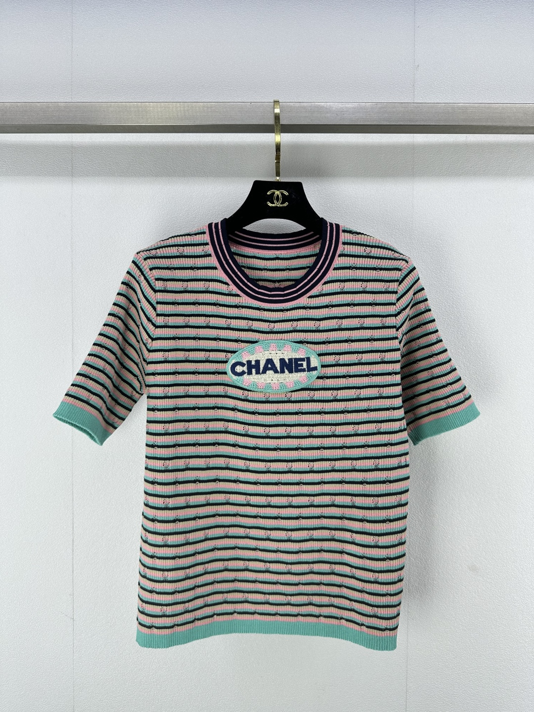 NO:322555,Chane* new details 25 spring and summer new knitted round neck short sleeves Contrast striped splicing design Brand letter logo Zhangzi decoration Fashion trend high-end versatile 2 colors 3 codes SML, chanel, T-shirt, alexander wang19860909Chane*上新细节 25 春夏新款针织圆领短袖 撞色条纹拼接设计 品牌字母logo章仔装饰 时尚潮流高级百搭 2色3码SML,,chanel,T-shirt,alexander wang,Women's clothing