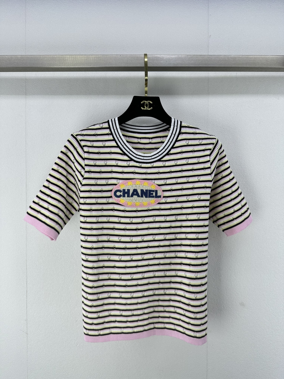 NO:322559,Chane* new details 25 spring and summer new knitted round neck short sleeves Contrast striped splicing design Brand letter logo Zhangzi decoration Fashion trend high-end versatile 2 colors 3 codes SML, chanel, T-shirt, alexander wang19860909Chane*上新细节 25 春夏新款针织圆领短袖 撞色条纹拼接设计 品牌字母logo章仔装饰 时尚潮流高级百搭 2色3码SML,,chanel,T-shirt,alexander wang,Women's clothing