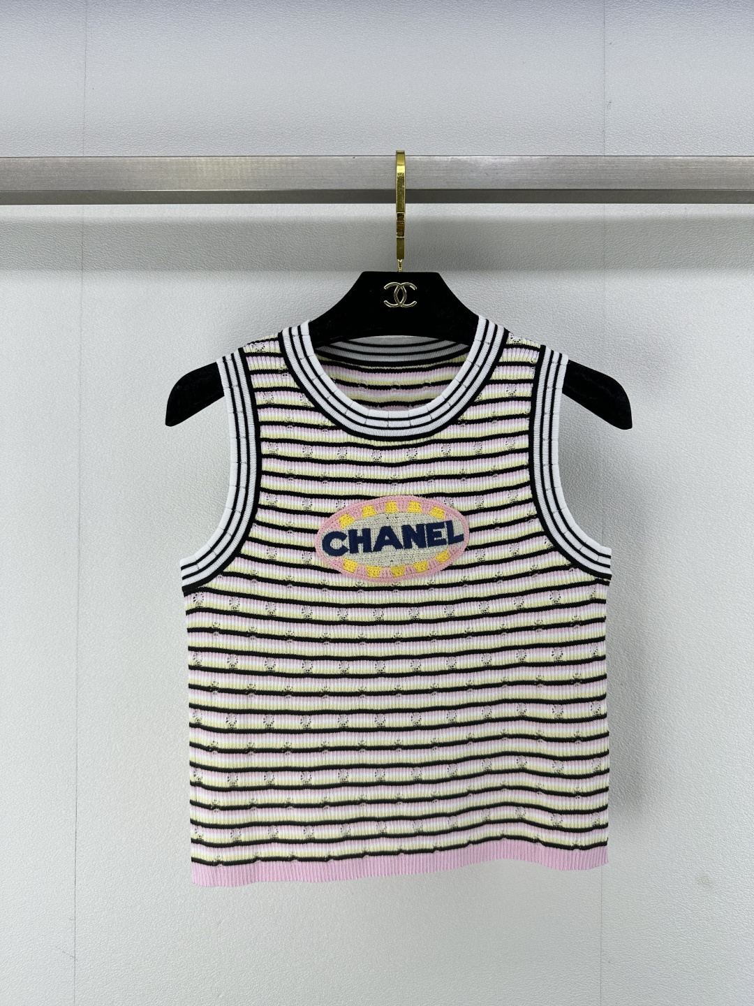 NO:322544,Chane* new details 25 spring and summer new knitted round neck vest contrasting color striped splicing design Brand letter logo decoration Fashion trend high-end versatile 2 colors 3 codes SML, chanel, alexander wang19860909Chane*上新细节 25 春夏新款针织圆领背心 撞色条纹拼接设计 品牌字母logo章仔装饰 时尚潮流高级百搭 2色3码SML,,chanel,alexander wang,Women's clothing