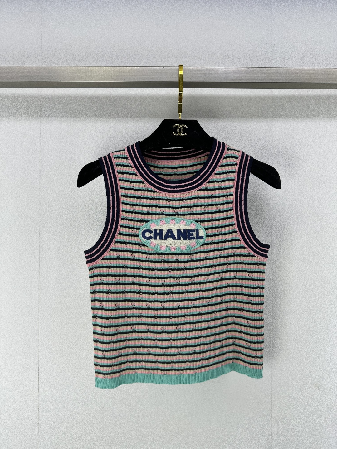 NO:322548,Chane* new details 25 spring and summer new knitted round neck vest contrasting color striped splicing design Brand letter logo decoration Fashion trend high-end versatile 2 colors 3 codes SML, chanel, alexander wang19860909Chane*上新细节 25 春夏新款针织圆领背心 撞色条纹拼接设计 品牌字母logo章仔装饰 时尚潮流高级百搭 2色3码SML,,chanel,alexander wang,Women's clothing