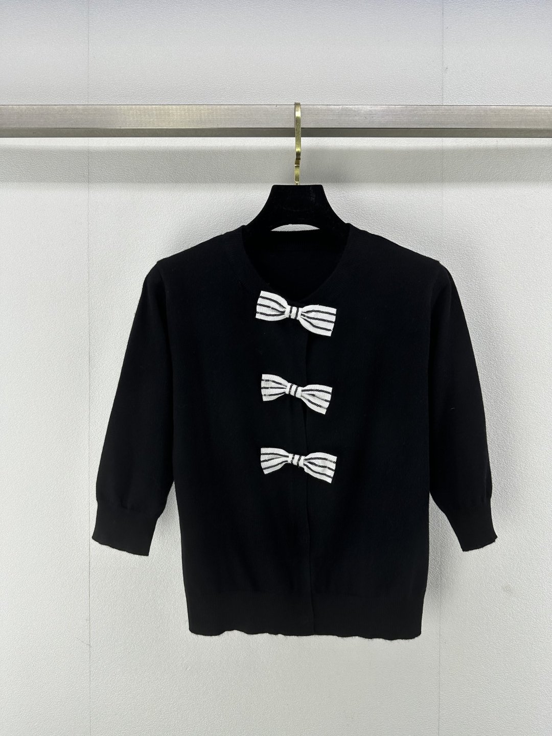 NO:322552,Valentin* new details 25 spring and summer new knitted round neck bow cardigan, quarter sleeve design, yb decoration, concealed button design, high-end fashionable, sweet, cute and versatile, 1 color, 3 size SML, valentino, alexander wang19860909Valentin*上新细节 25 春夏新款针织圆领蝴蝶结开衫 七分袖设计 yb装饰 暗扣设计 高级时髦甜美可爱百搭 1色3码SML,,valentino,alexander wang,Women's clothing