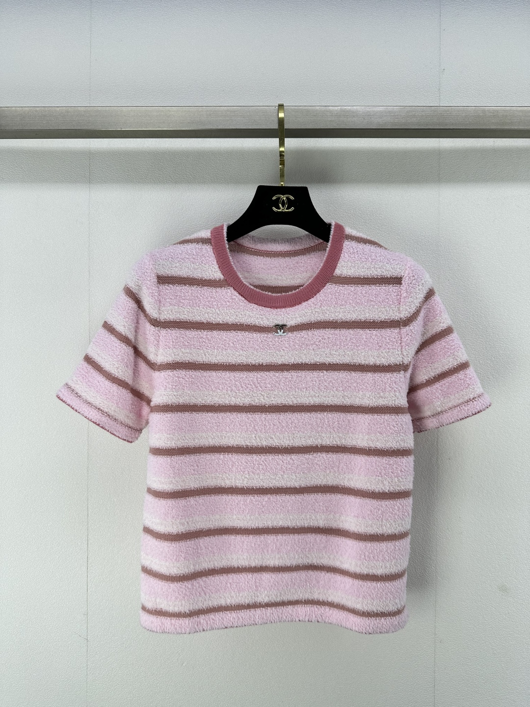 NO:322556,Chane* new details 25 spring and summer new knitted round neck short sleeves classic striped splicing design Double C letter logo embellishment towel soft and comfortable texture fashionable high-end versatile 2 colors 3 codes SML, chanel, T-shirt, alexander wang19860909Chane*上新细节 25 春夏新款针织圆领短袖 经典条纹拼接设计 双c字母logo点缀 毛巾质地柔软舒适 时髦高级百搭 2色3码SML,,chanel,T-shirt,alexander wang,Women's clothing