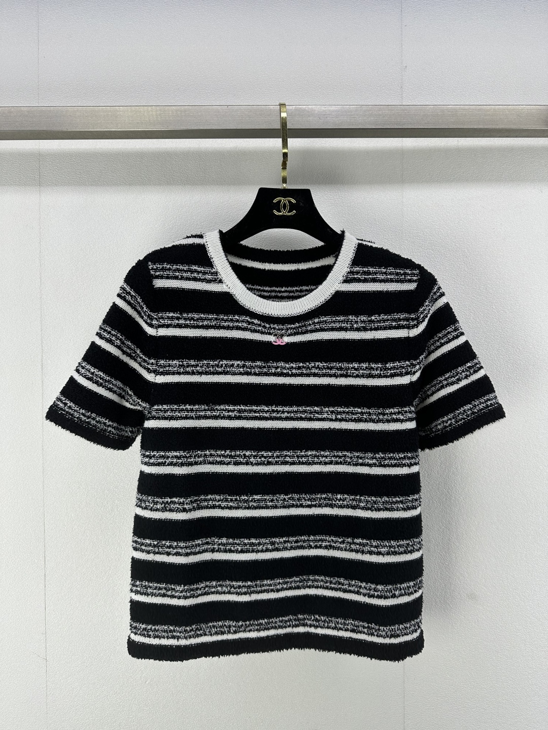 NO:322560,Chane* new details 25 spring and summer new knitted round neck short sleeves classic striped splicing design Double C letter logo embellishment towel soft and comfortable texture fashionable high-end versatile 2 colors 3 codes SML, chanel, T-shirt, alexander wang19860909Chane*上新细节 25 春夏新款针织圆领短袖 经典条纹拼接设计 双c字母logo点缀 毛巾质地柔软舒适 时髦高级百搭 2色3码SML,,chanel,T-shirt,alexander wang,Women's clothing
