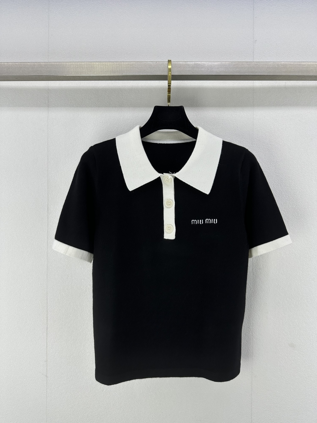 NO:322564,Miumi* new details 25 spring and summer new knitted lapel short sleeves Contrast color lapel three-breasted design Classic letter logo embroidery embroidery Simple and fashionable commuting versatile 2 colors 3 codes SML, miumiu, T-shirt, alexander wang19860909Miumi*上新细节 25 春夏新款针织翻领短袖 撞色翻领三排扣设计 经典字母logo刺绣点缀 简约时髦通勤百搭 2色3码SML,,miumiu,T-shirt,alexander wang,Women's clothing