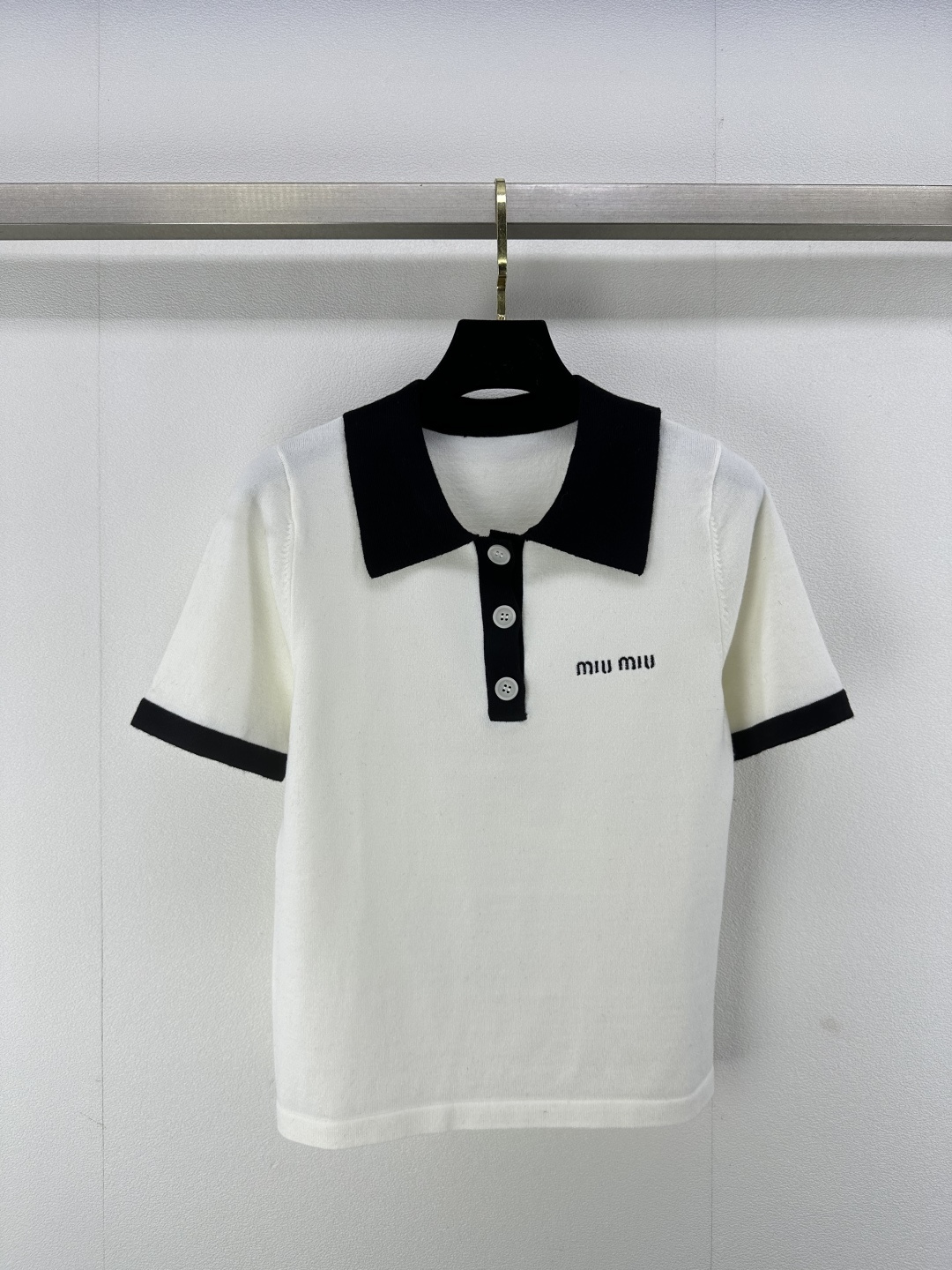 NO:322570,Miumi* new details 25 spring and summer new knitted lapel short sleeves Contrast color lapel three-breasted design Classic letter logo embroidery embroidery Simple and fashionable commuting versatile 2 colors 3 codes SML, miumiu, T-shirt, alexander wang19860909Miumi*上新细节 25 春夏新款针织翻领短袖 撞色翻领三排扣设计 经典字母logo刺绣点缀 简约时髦通勤百搭 2色3码SML,,miumiu,T-shirt,alexander wang,Women's clothing