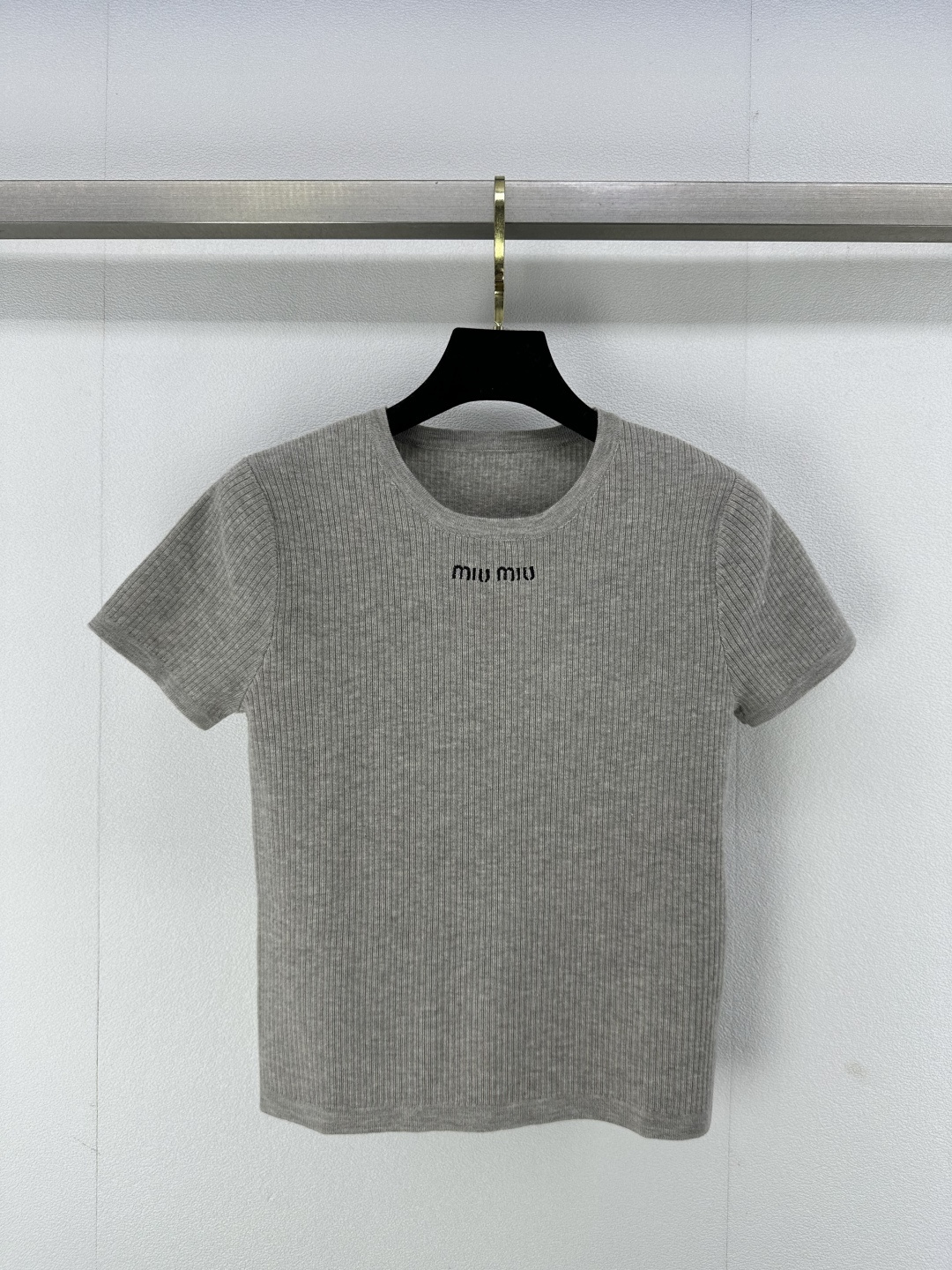 NO:322576,Miumi* new details 25 spring and summer new knitted round neck short sleeves classic brand letter logo misplaced embroidery decoration classic fashionable exquisite high-end versatile 1 color 3 code SML, miumiu, T-shirt, alexander wang19860909Miumi*上新细节 25 春夏新款针织圆领短袖 经典品牌字母logo错位刺绣装饰 经典时髦精致高级百搭 1色3码SML,,miumiu,T-shirt,alexander wang,Women's clothing