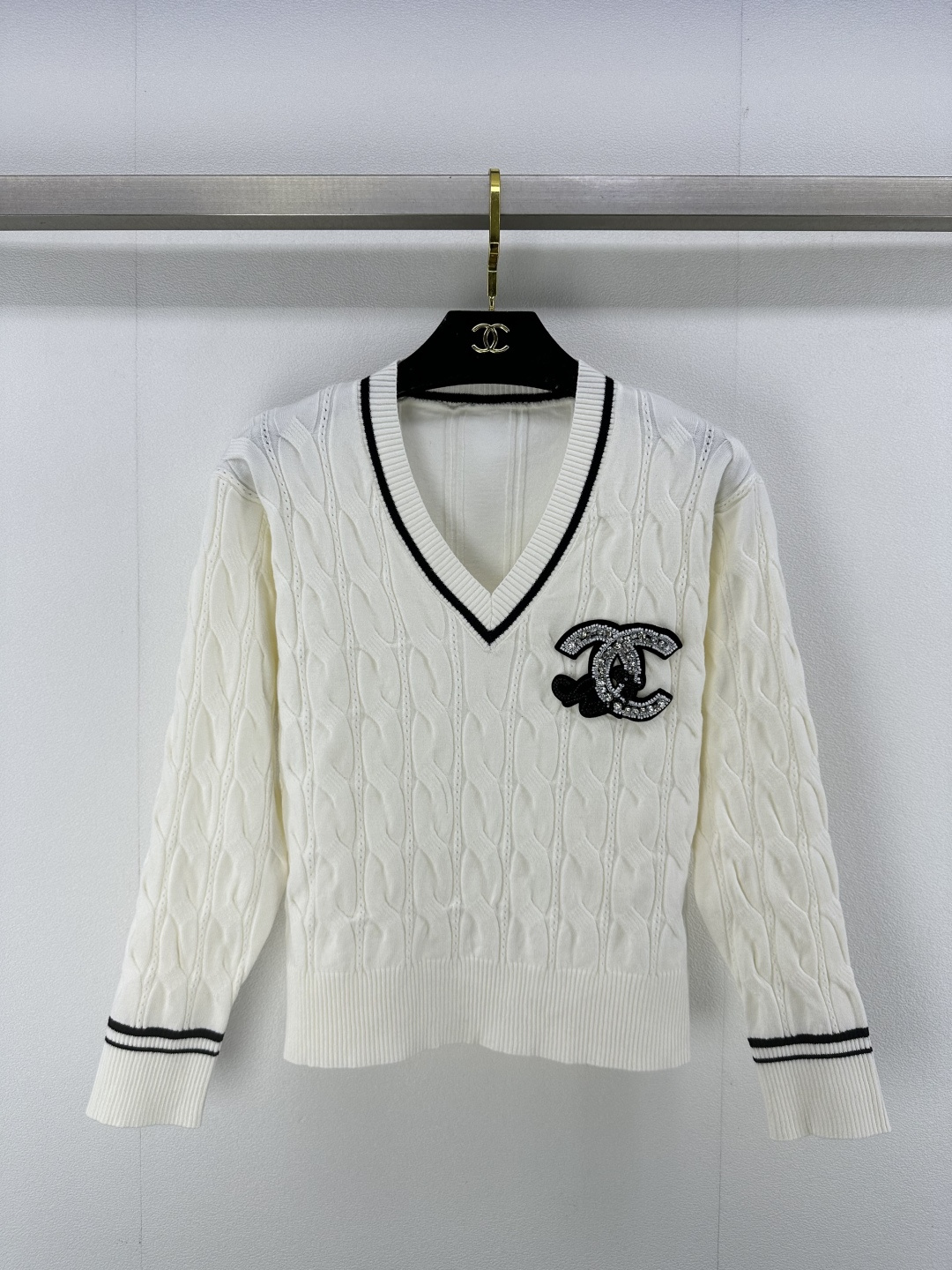 NO:322582,Chane* new details 25 Spring and summer new v-neck knitted long sleeves contrasting color beaded double C fabric texture soft and delicate skin-friendly l jacquard classic style, huge slim upper body!  Age-reducing product!  1 color 3 code SML, chanel, alexander wang19860909Chane*上新细节 25 春夏新款v领针织长袖 撞色钉珠双C 面料质感柔软细腻亲肤 l提花经典版型上身巨显瘦！减龄单品！ 1色3码SML,,chanel,alexander wang,Women's clothing