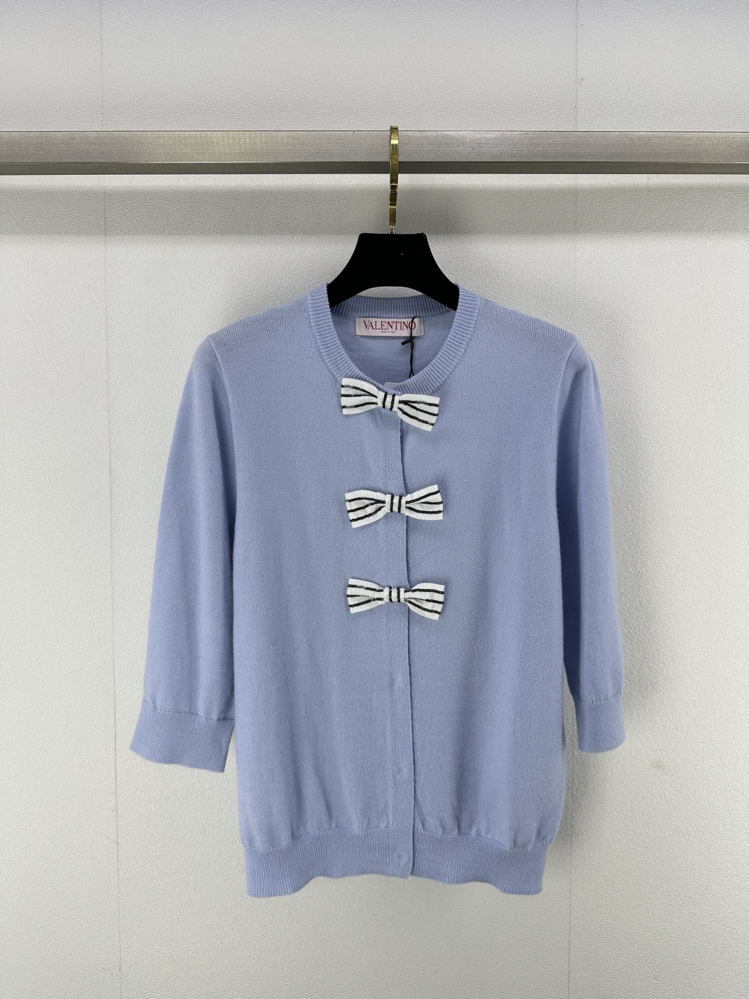 NO:322509,Valentin* new details 25 spring and summer new knitted round neck bow cardigan, quarter sleeve design, yb decoration, concealed button design, high-end fashionable, sweet, cute and versatile 3 colors, 3 size SML, valentino, alexander wang19860909Valentin*上新细节 25 春夏新款针织圆领蝴蝶结开衫 七分袖设计 yb装饰 暗扣设计 高级时髦甜美可爱百搭 3色3码SML,,valentino,alexander wang,Women's clothing