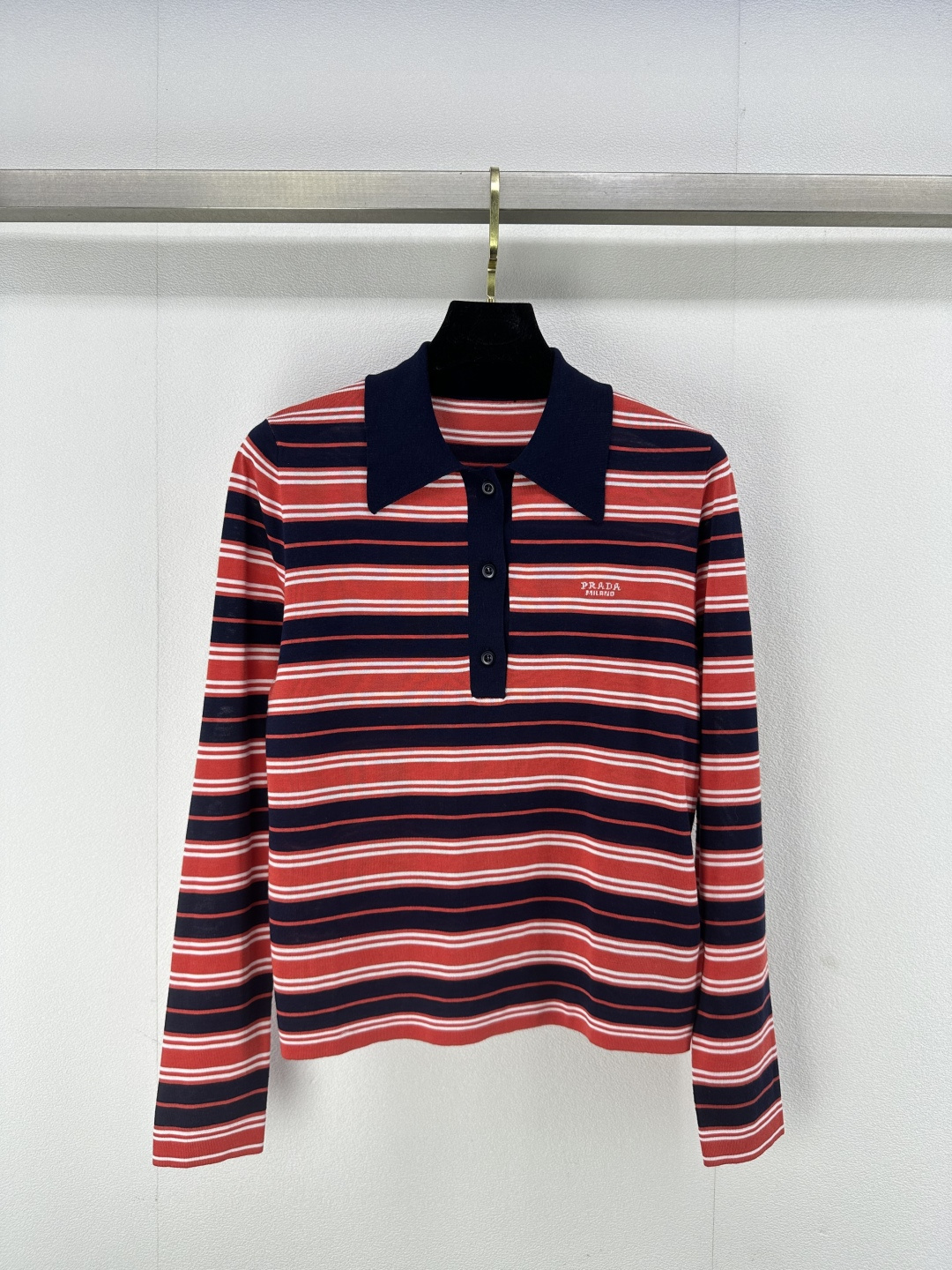 NO:322518,New details on Prad* 25 New early spring striped knitted lapel long sleeves 1:1 Customized yarn weaving for dyed wool, skin-encompassing, breathable and comfortable, light and elastic, brand letter hook pattern, striped contrast color, make the clothes no longer monotonous, knitted tailoring techniques, modify the body shape, elastic and comfortable, full of style, 1 color, 3 codes SML,,prada,alexander wang19860909Prad*上新细节 25 早春新款条纹针织翻领长袖 1:1 定制定染羊毛的纱线织造 贴肤透气舒适 轻薄弹力 品牌字母钩花图案 条纹撞色 让衣服不再单调乏味 针织的剪裁手法 修饰身形 弹力舒适 洋气十足 1色3码SML,,prada,alexander wang,Women's clothing