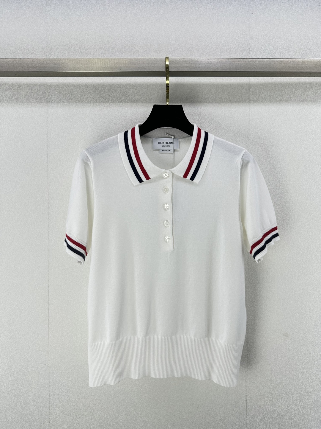 NO:322524,TB* new details 25 Spring and summer new contrasting striped POLO knitted short sleeves 1:1 breasted neckline design, retro college style, easy to wear and classic, not picky and easy to match 1 color 3 size SML, T-shirt, alexander wang19860909TB*上新细节 25 春夏新款撞色条纹POLO针织短袖 1:1 排扣领口设计,复古学院风,好穿又经典,既不挑人又容易搭配 1色3码SML,,T-shirt,alexander wang,Women's clothing