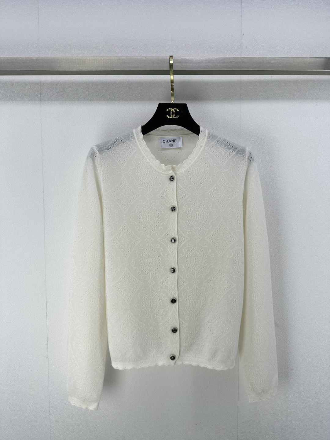 NO:322588,Chane* new details 25 spring and summer new retro hollow design cardigan long sleeves Custom button design noble and high-end feel self-evident cool breathable and come out again 2 colors 3 codes SML, chanel, alexander wang19860909Chane*上新细节 25 春夏新款复古镂空设计开衫长袖 定制扣设计贵气感和高级感不言而喻清凉透气又出片 2色3码SML,,chanel,alexander wang,Women's clothing