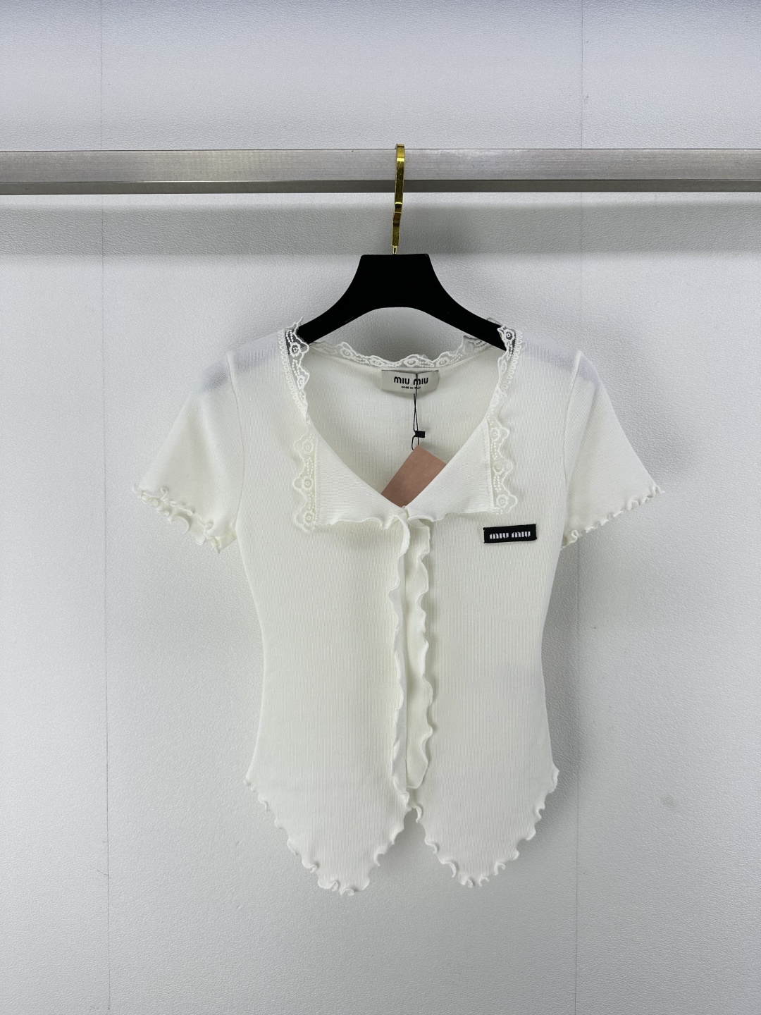 NO:322565,Miumi* new details 25 spring and summer new knitted lace lapel contrasting lace short sleeves fashionable and elegant style exquisite logo logo full of sweet temperament, versatile and unselectable 2 colors and 3 sizes SML, miumiu, T-shirt, alexander wang19860909Miumi*上新细节 25 春夏新款针织蕾丝翻领撞色花边短袖 时髦气质款 精致徽标logo 气质甜美感爆棚 百搭不挑人 2色3码SML,,miumiu,T-shirt,alexander wang,Women's clothing