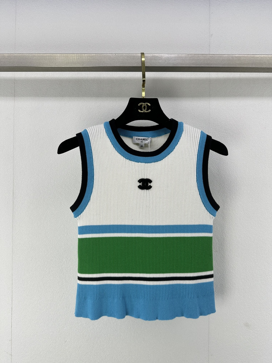 NO:322553,Chane* New details 25 Spring and summer new striped vest Fresh color matching striped contrast Super white tone Big temperament on the upper body!  A rich and beautiful woman must come in!  1 color 3 code SML, chanel, alexander wang19860909Chane* 上新细节 25 春夏新款条纹背心 清新配色条纹撞色 超级显白的色调 上身巨气质！白富美必入！ 1色3码SML,,chanel,alexander wang,Women's clothing