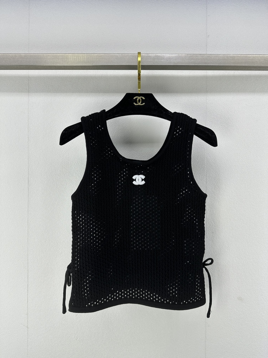 NO:322551,Chane* new details 25 New summer knitted hollow vest, versatile and simple, hollow design comfortable and breathable, side straps, embellishment of small logo on the chest~ the upper body is versatile and fashionable!  2 colors 3 codes SML, chanel, alexander wang19860909Chane*上新细节 25 夏季新品针织镂空背心 百搭简约 镂空设计舒服透气 侧边绑带 胸前小logo的点缀~上身百搭时尚！ 2色3码SML,,chanel,alexander wang,Women's clothing