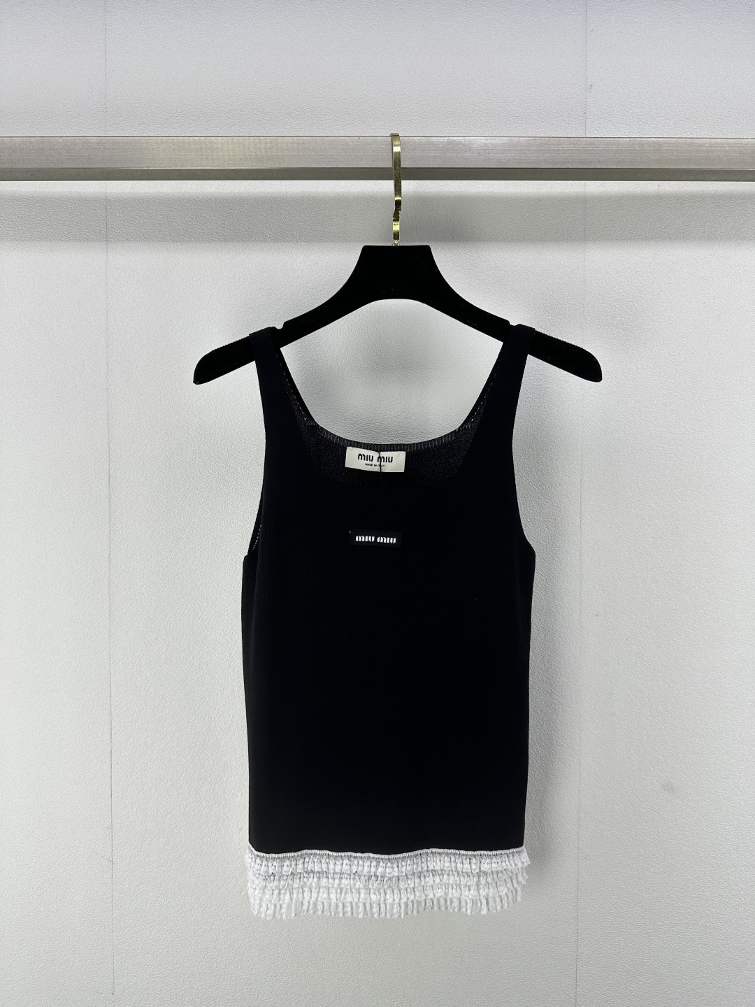 NO:322549,Miumi* new details 25 new knitted suspender vest, positioning logo, white, rich and beautiful must-have sweet and spicy artifact!  Super invincible and versatile 2 colors and 3 codes SML, miumiu, alexander wang19860909Miumi*上新细节 25 新品针织吊带背心,定位徽标logo白富美必备甜辣神器！版型超级无敌百搭 2色3码SML,,miumiu,alexander wang,Women's clothing