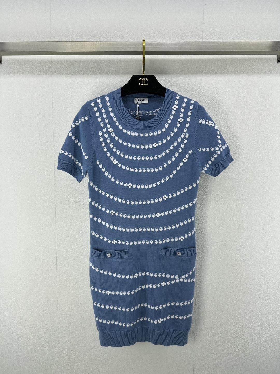 NO:322547,Chane* new details 25 spring and summer new knitted round neck short-sleeved skirt yb polka dot jacquard decoration two-pocket decoration yb double c letter logo button embellishment high-end fashionable temperament celebrity style 3 colors 3 codes SML, chanel, skirts, T-shirt, alexander wang19860909Chane*上新细节 25 春夏新款针织圆领短袖裙 yb波点提花装饰 两口袋装饰yb双c字母logo纽扣点缀 高级时髦气质名媛风 3色3码SML,,chanel,skirts,T-shirt,alexander wang,Women's clothing