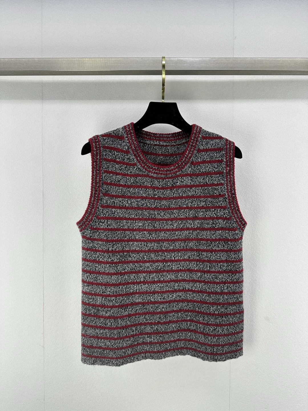 NO:322527,New details on Gucc* 25 New round-neck striped vest, the upper body is invincible and slim, the round-neck design brings a lot of high-end feel. It is invincible when worn alone or in the inner wear. It is also fashionable and cool when paired with shorts and wide-leg pants. 1 color and 3 size SML, gucci, shorts, alexander wang19860909Gucc*上新细节 25 新款圆领条纹背心,上身无敌显瘦,圆领的设计又带来了很多高级感,单穿或是当内搭都很无敌,搭配短裤阔腿裤也是潮酷十足 1色3码SML,,gucci,shorts,alexander wang,Women's clothing